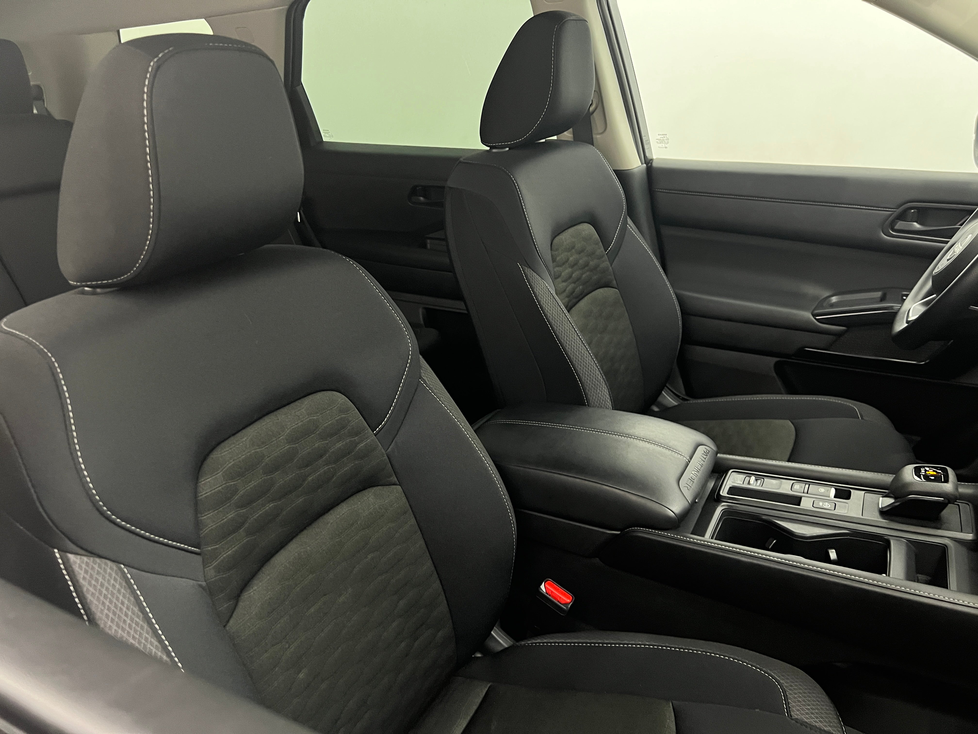 2024 Nissan Pathfinder S 2