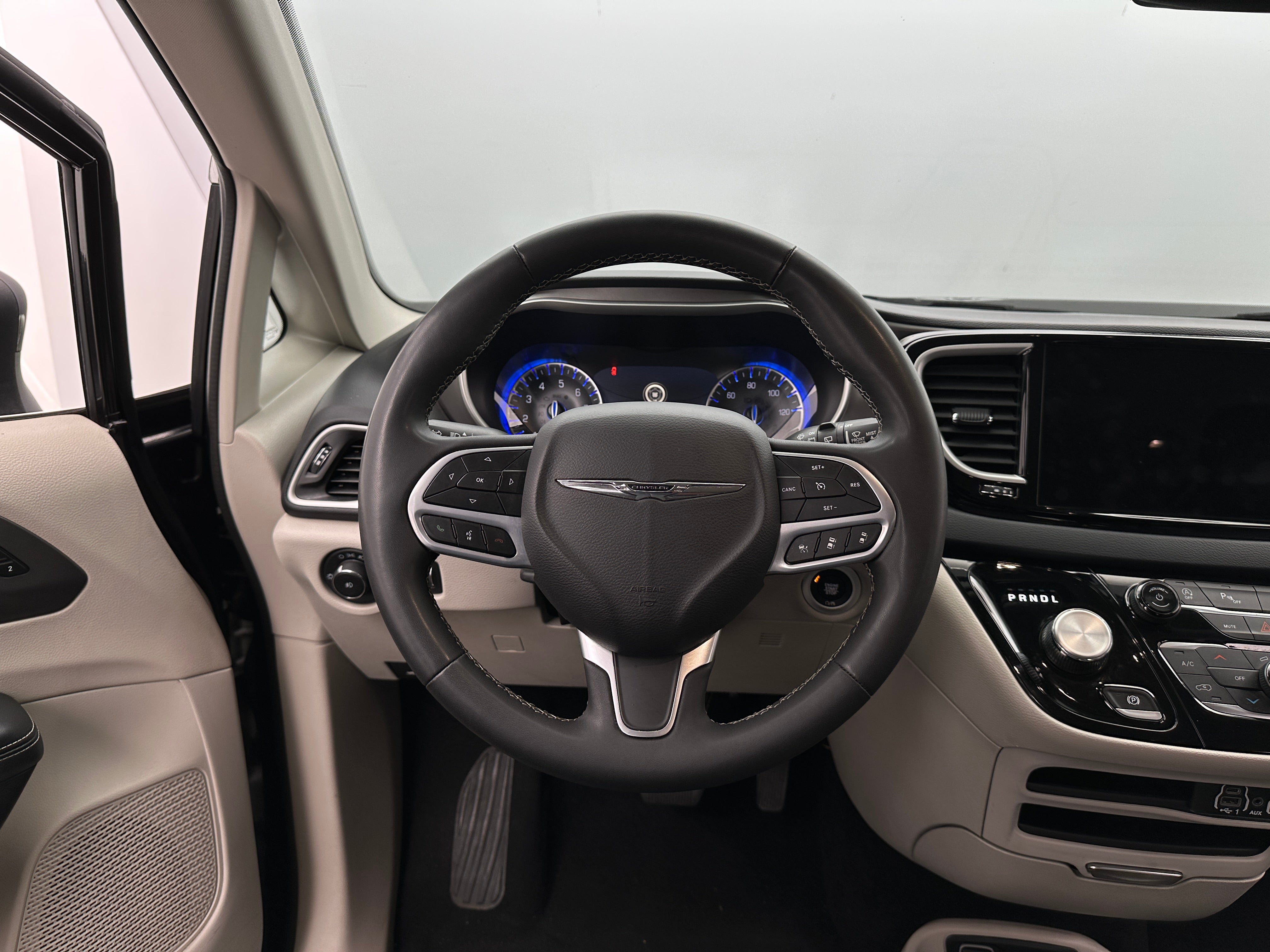 2023 Chrysler Pacifica Touring L 4