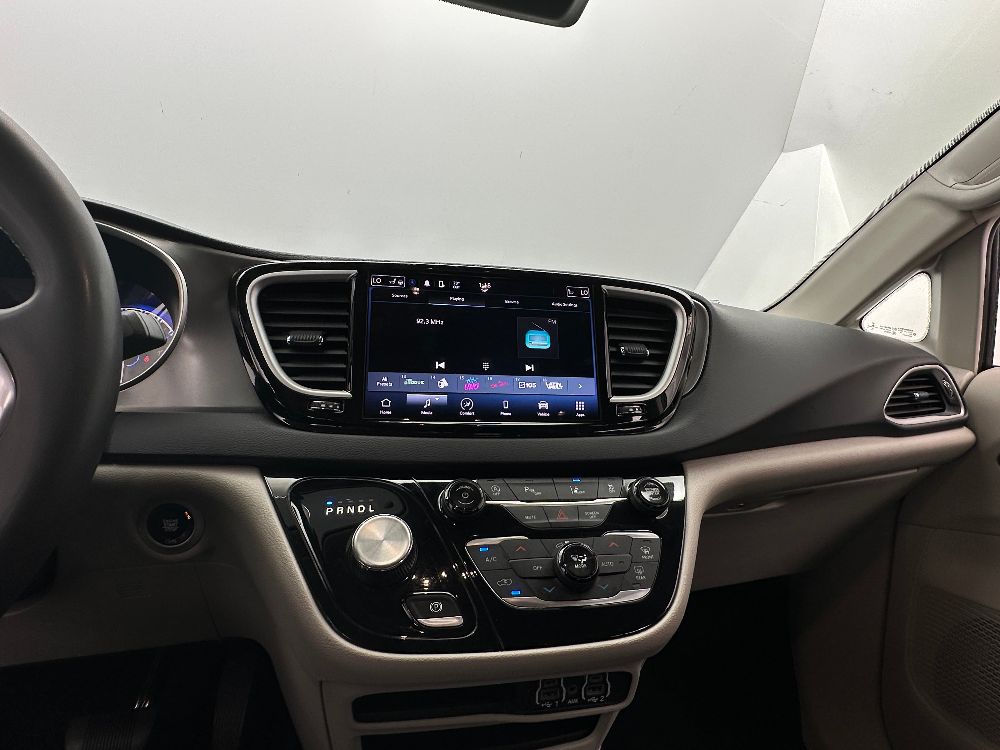 2023 Chrysler Pacifica Touring L 3