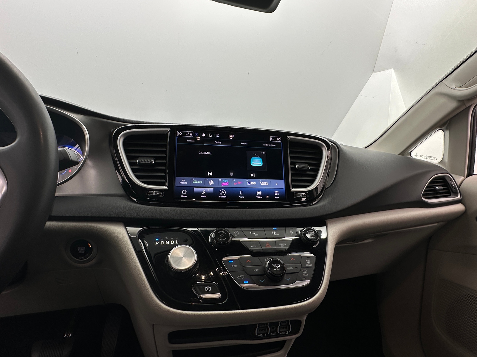 Thumbnail: 2023 Chrysler Pacifica - 3