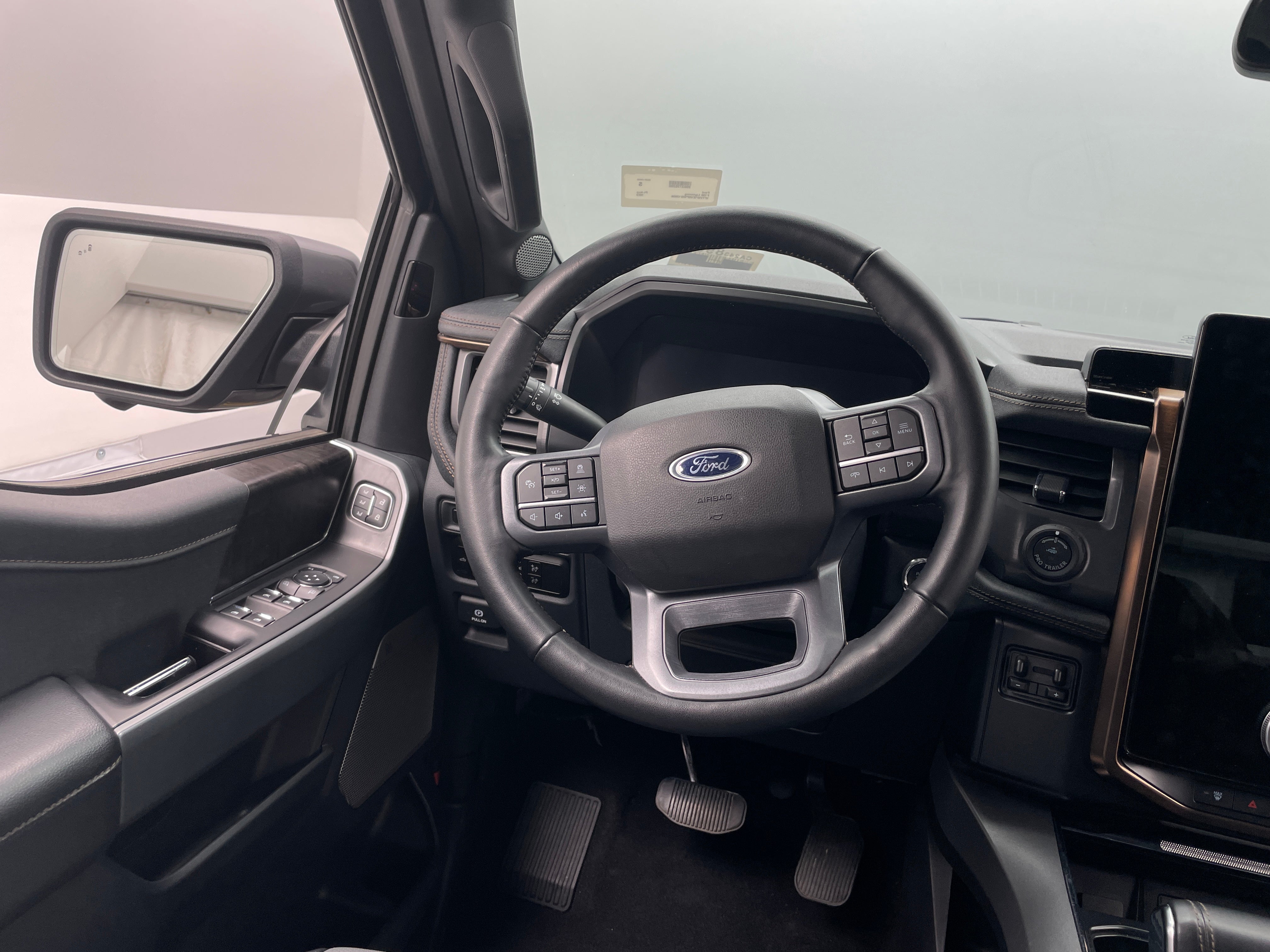 2023 Ford F-150 Lightning Lariat 4