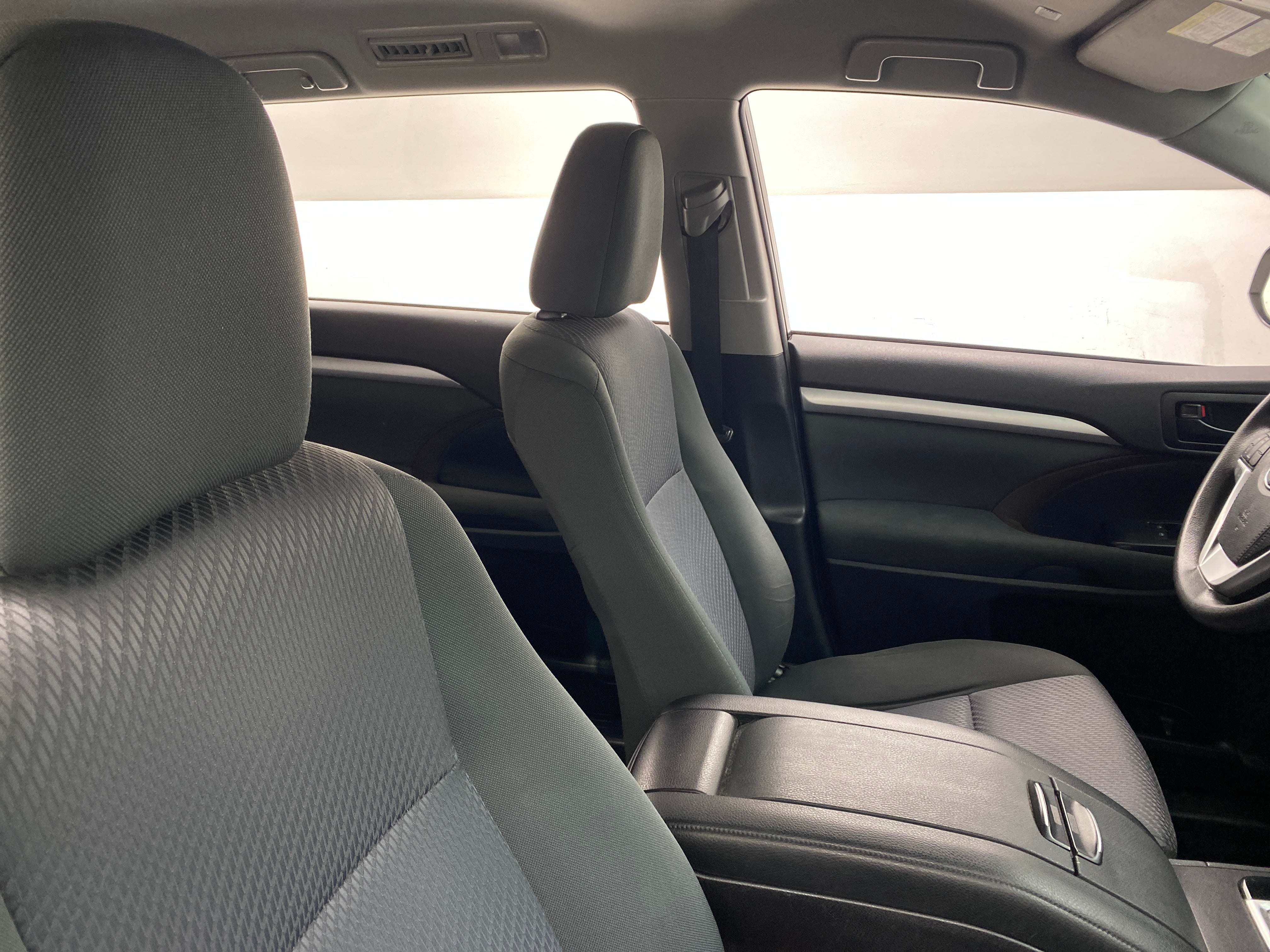 2019 Toyota Highlander LE 2