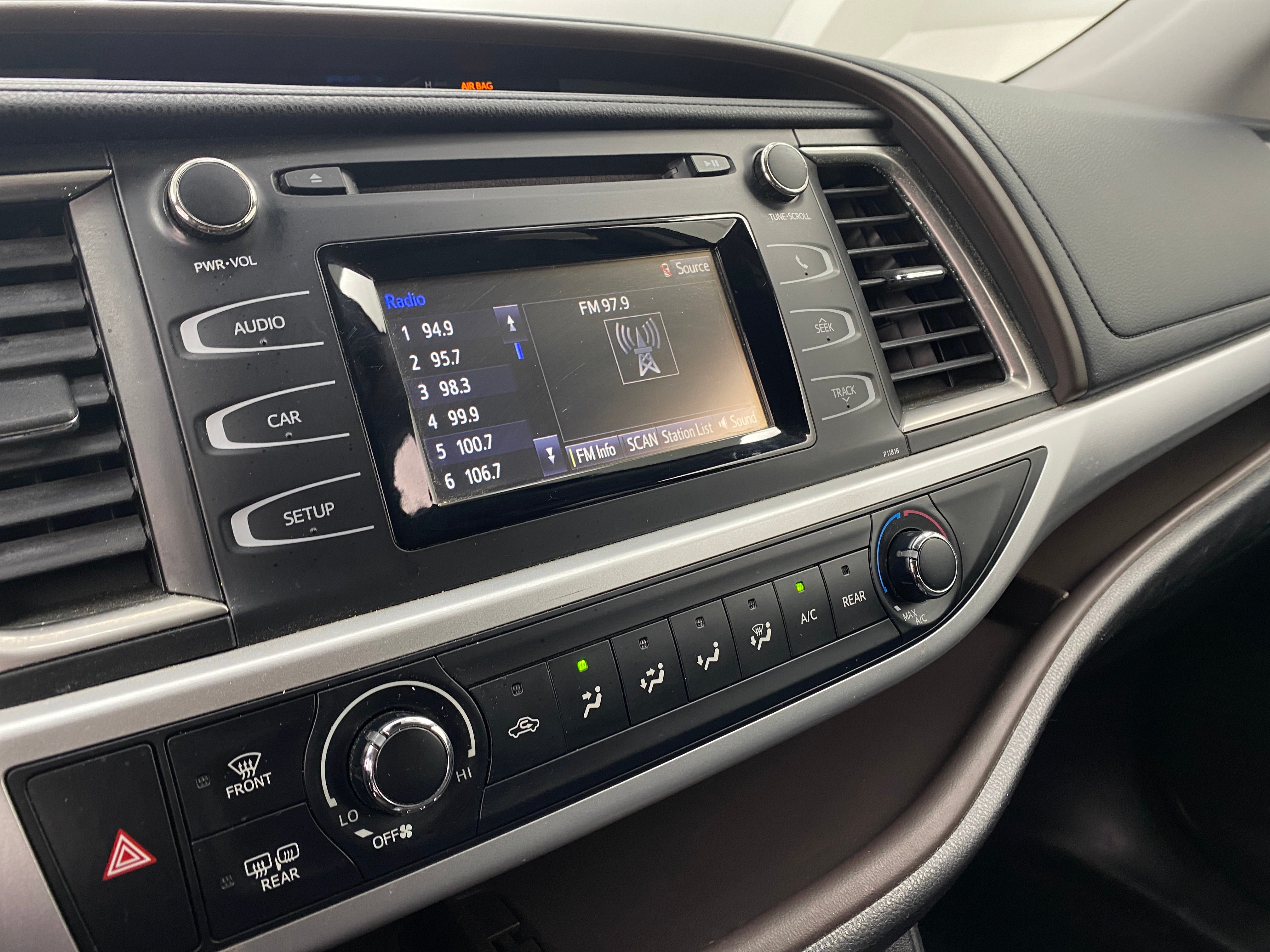 2019 Toyota Highlander LE 4
