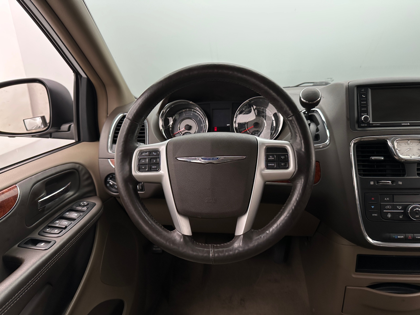 Thumbnail: 2016 Chrysler Town & Country - 4