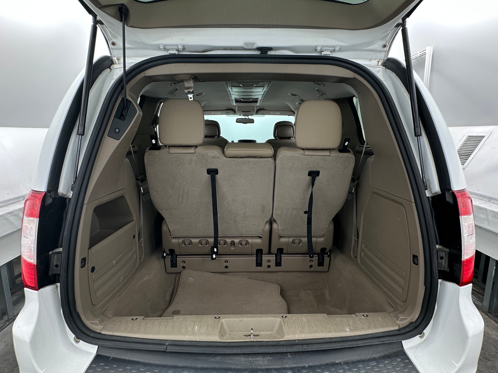 Thumbnail: 2016 Chrysler Town & Country - 6