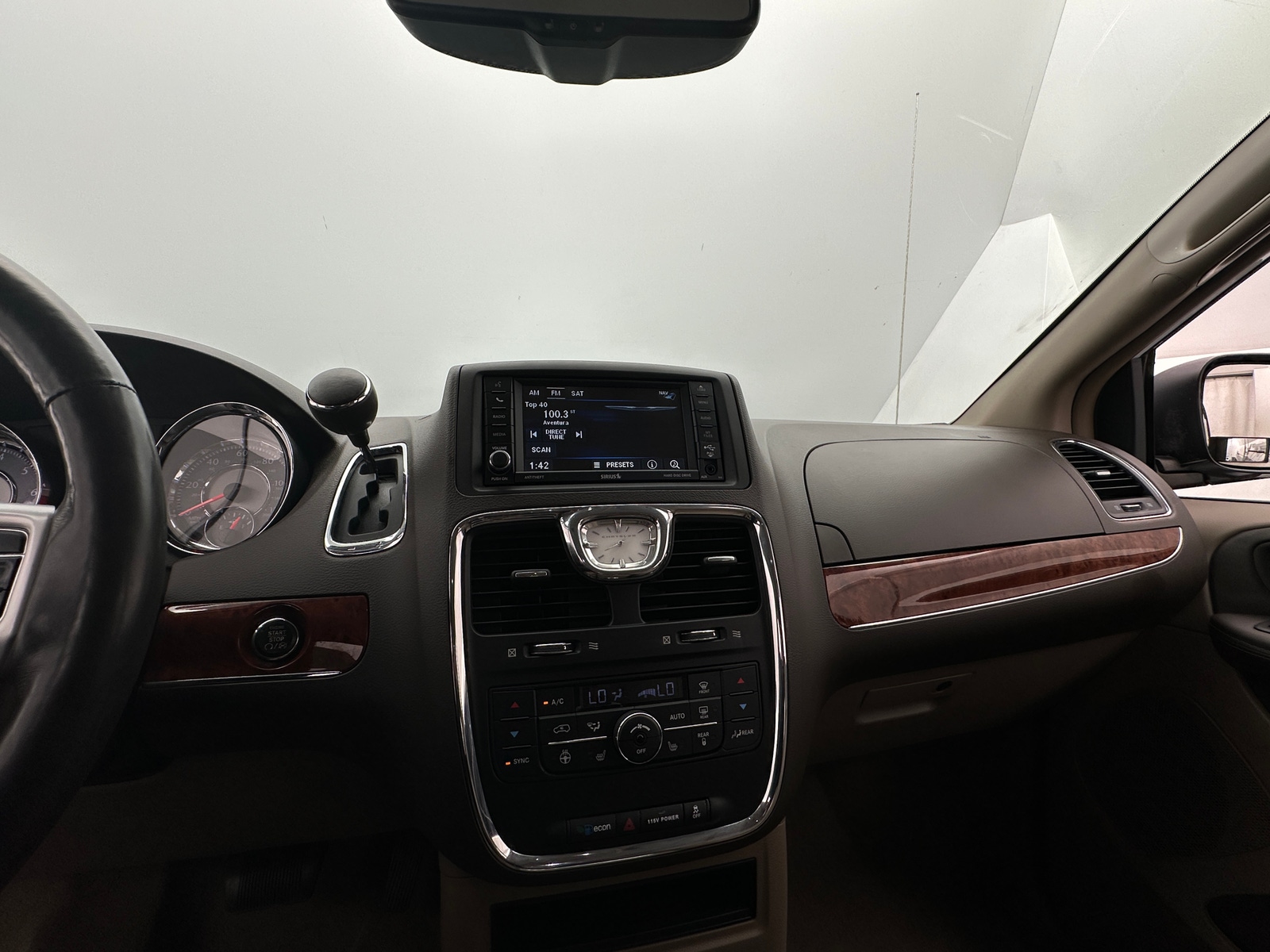 Thumbnail: 2016 Chrysler Town & Country - 3