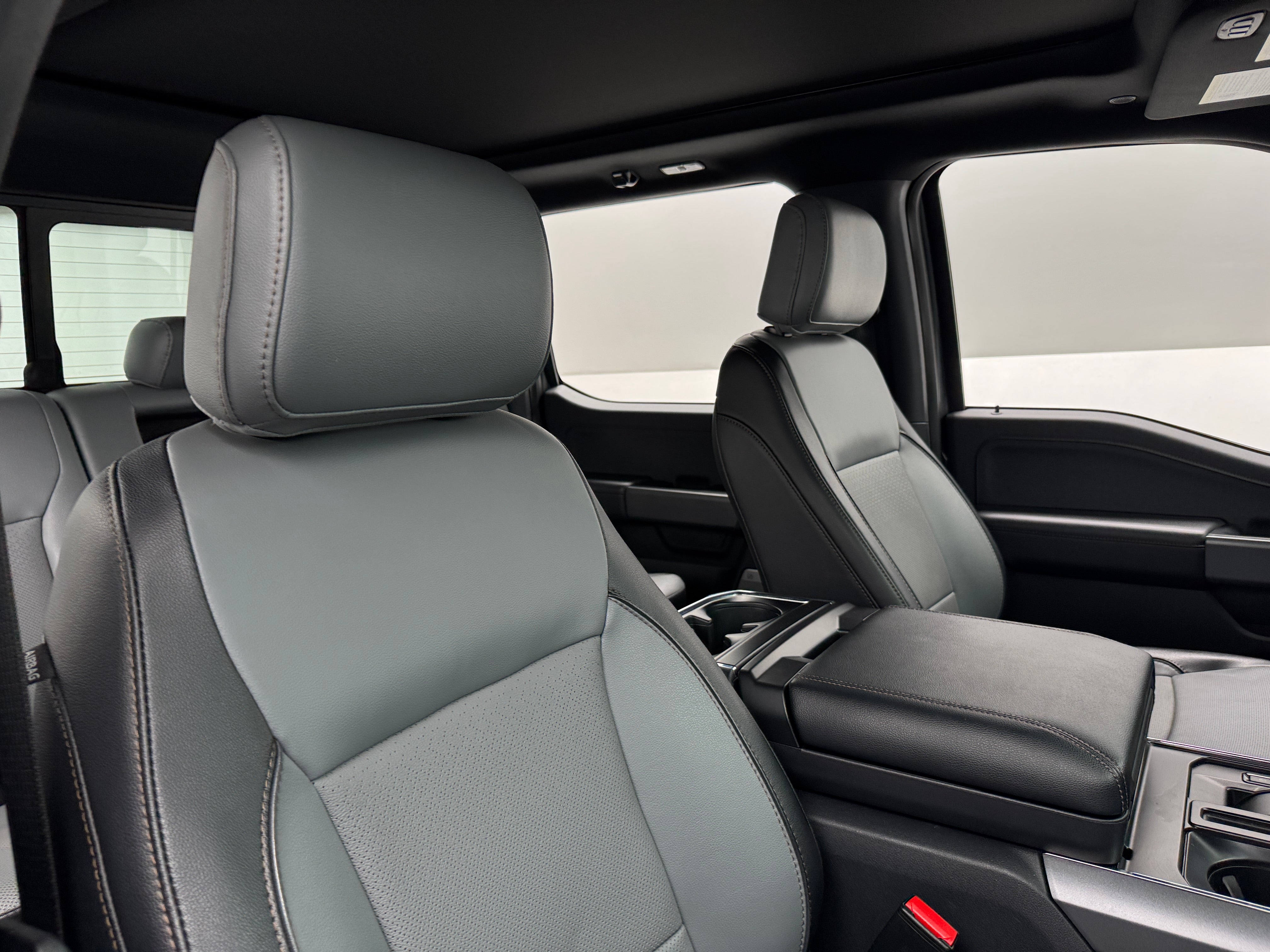 2023 Ford F-150 Lightning Lariat 2