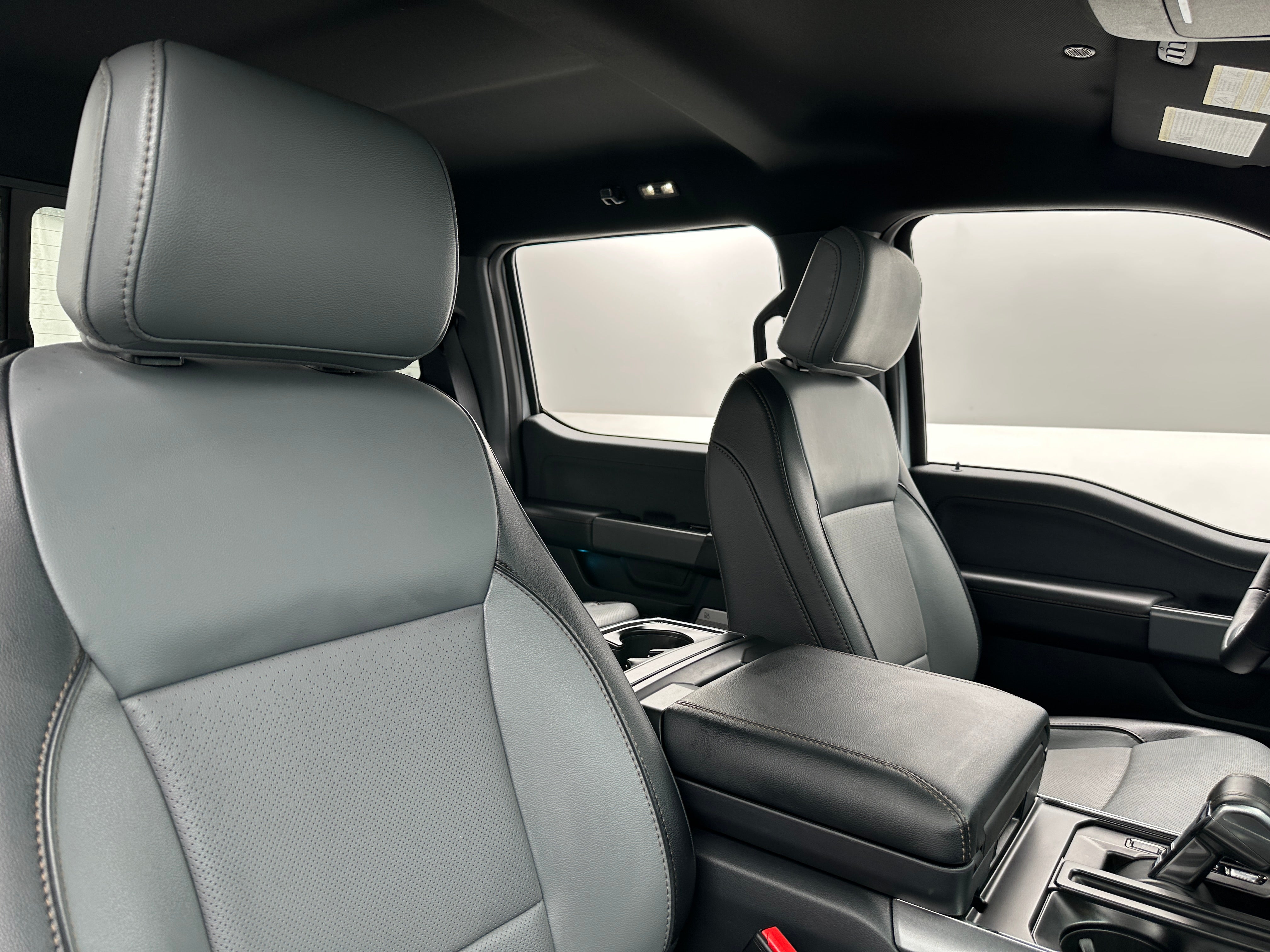 2023 Ford F-150 Lightning Lariat 2