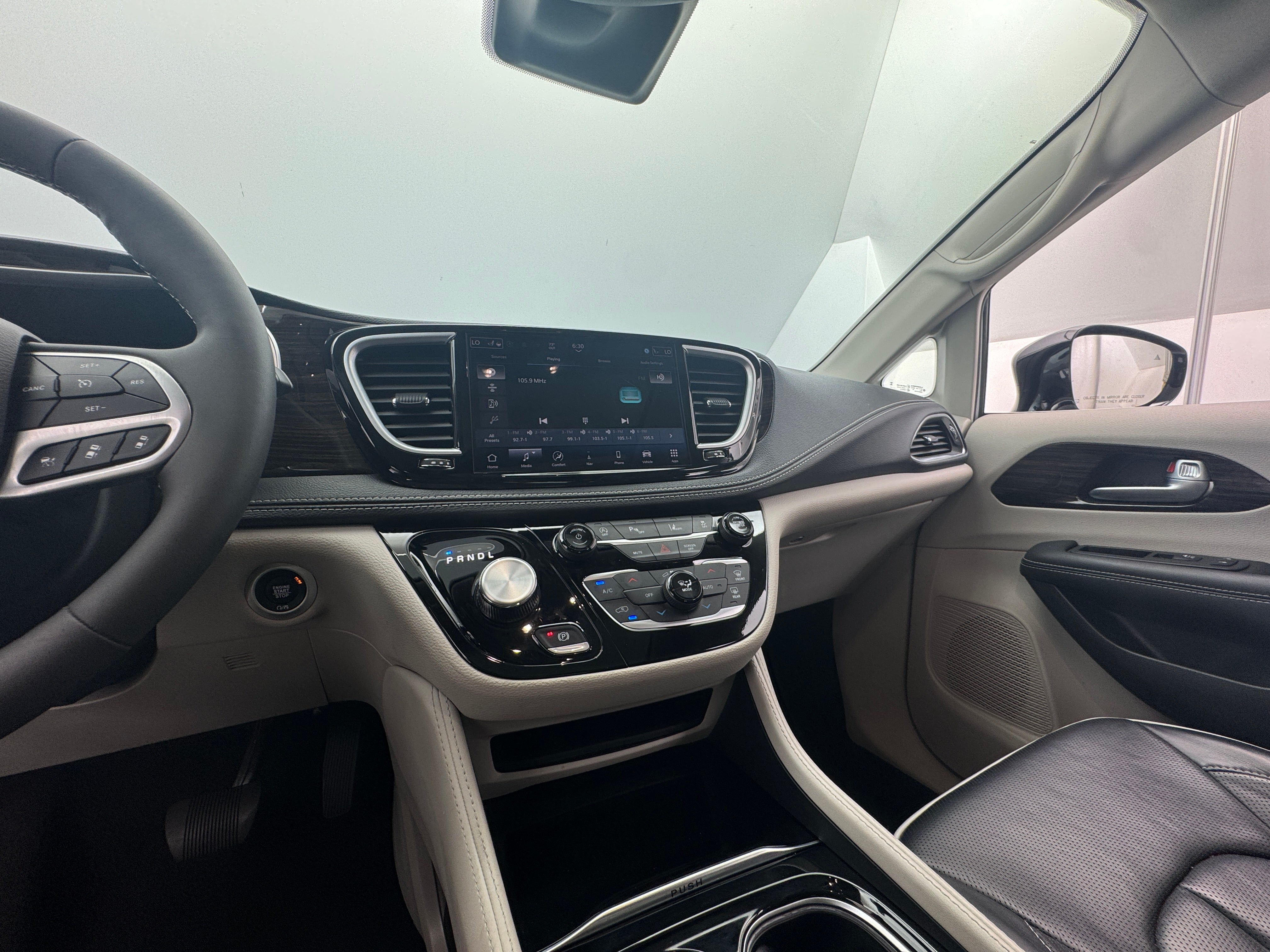 2024 Chrysler Pacifica Limited 3