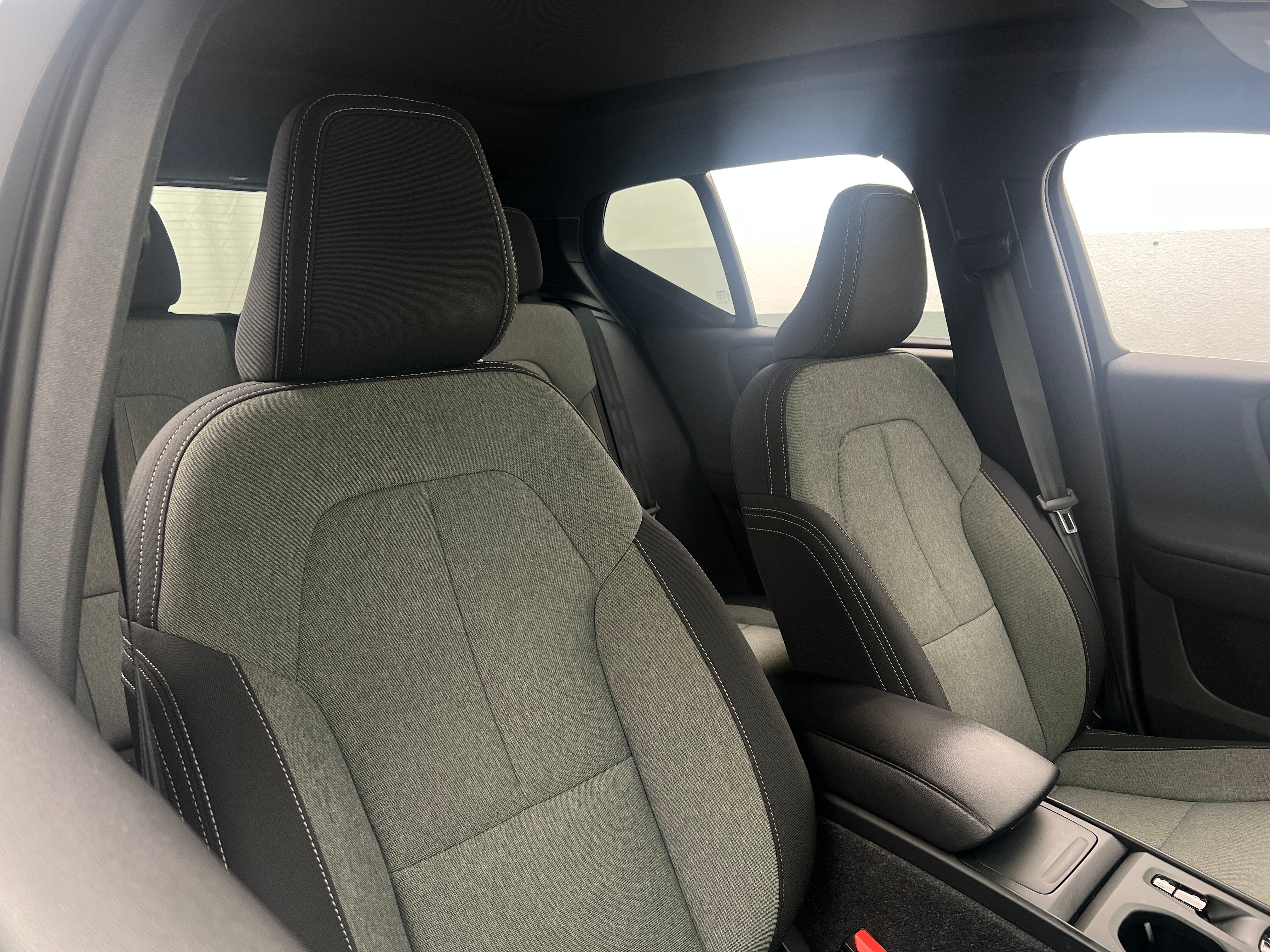 2024 Volvo XC40 B5 Core 2