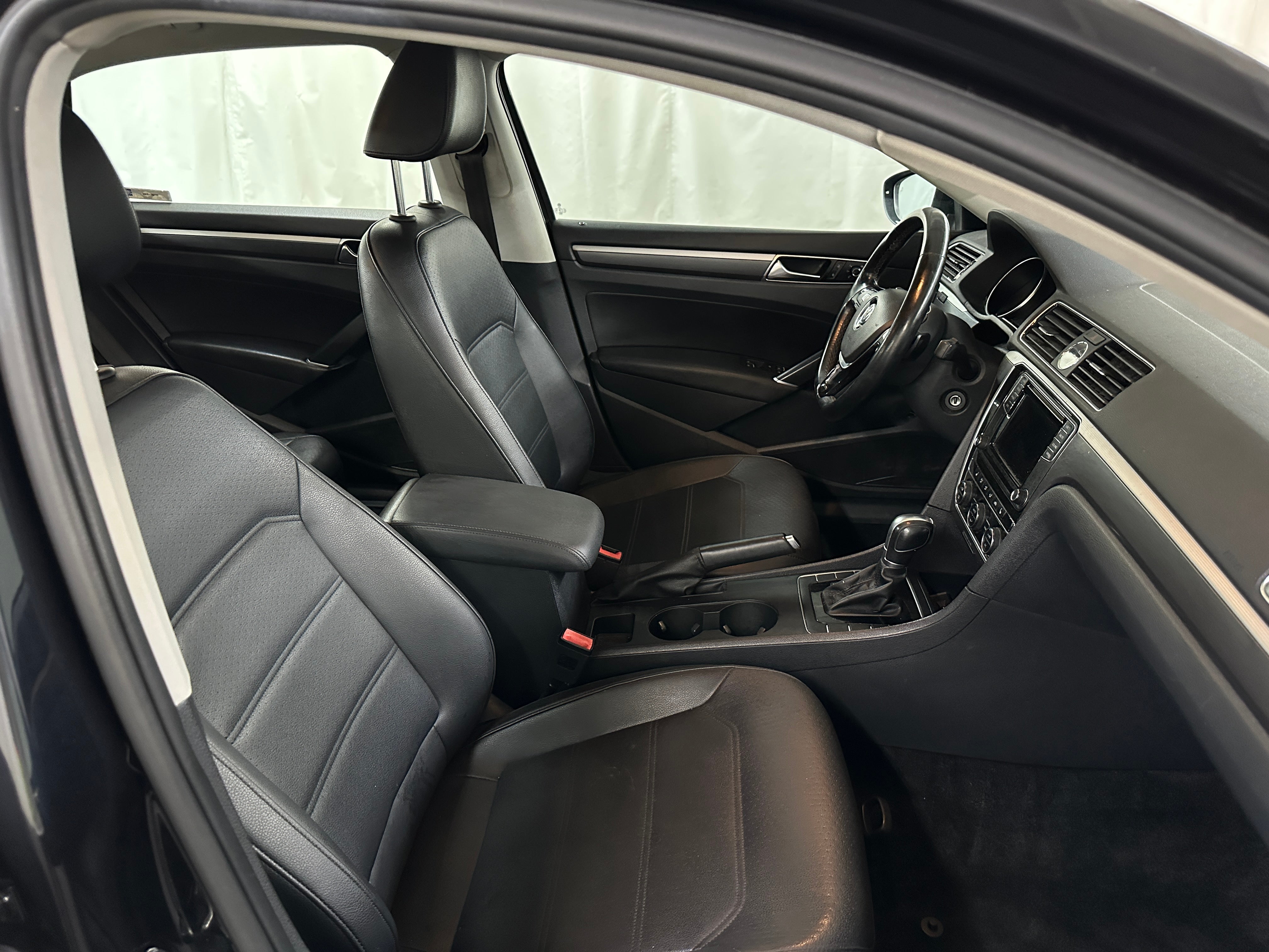2017 Volkswagen Passat R-Line 2