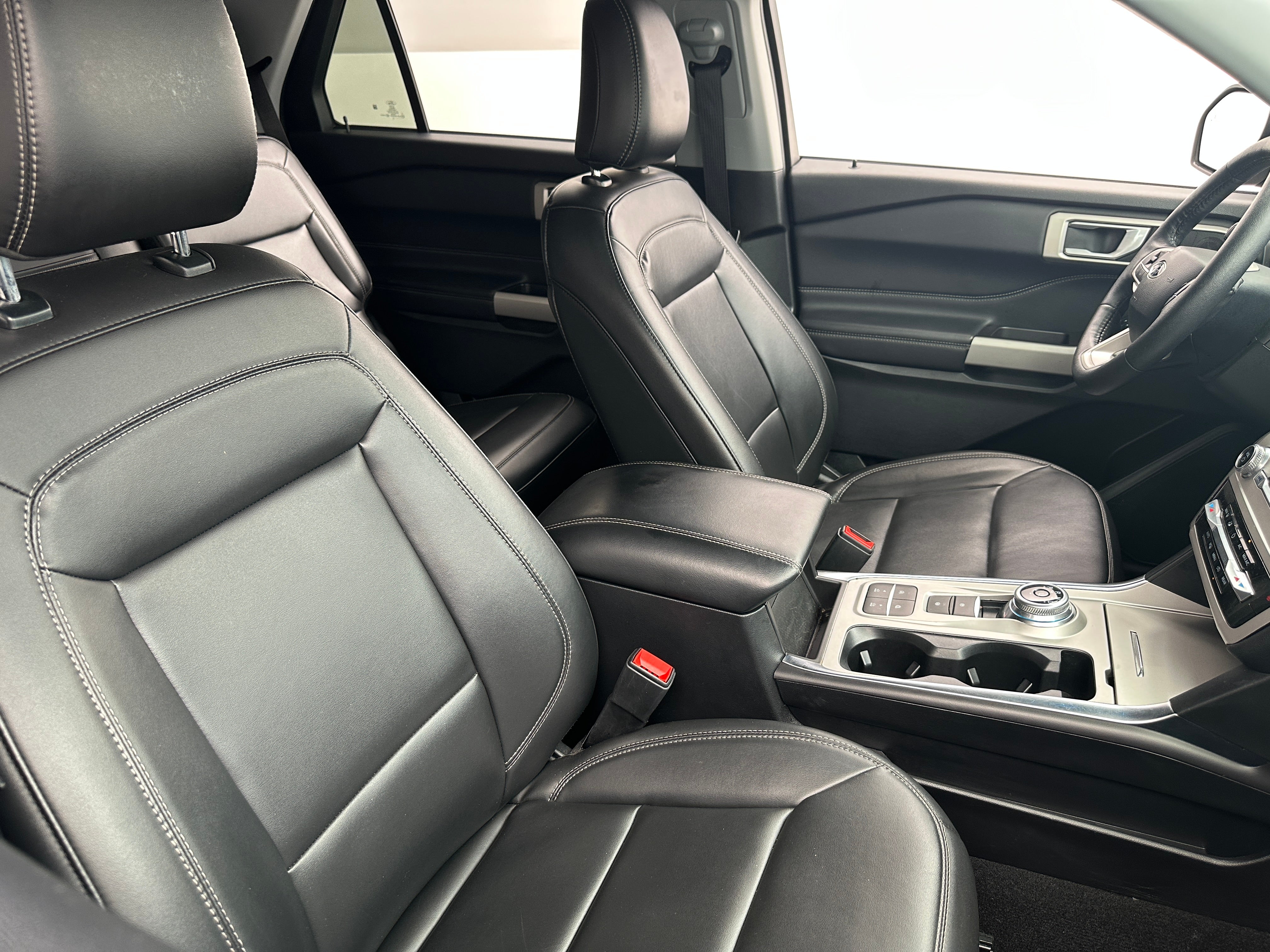 2024 Ford Explorer XLT 2