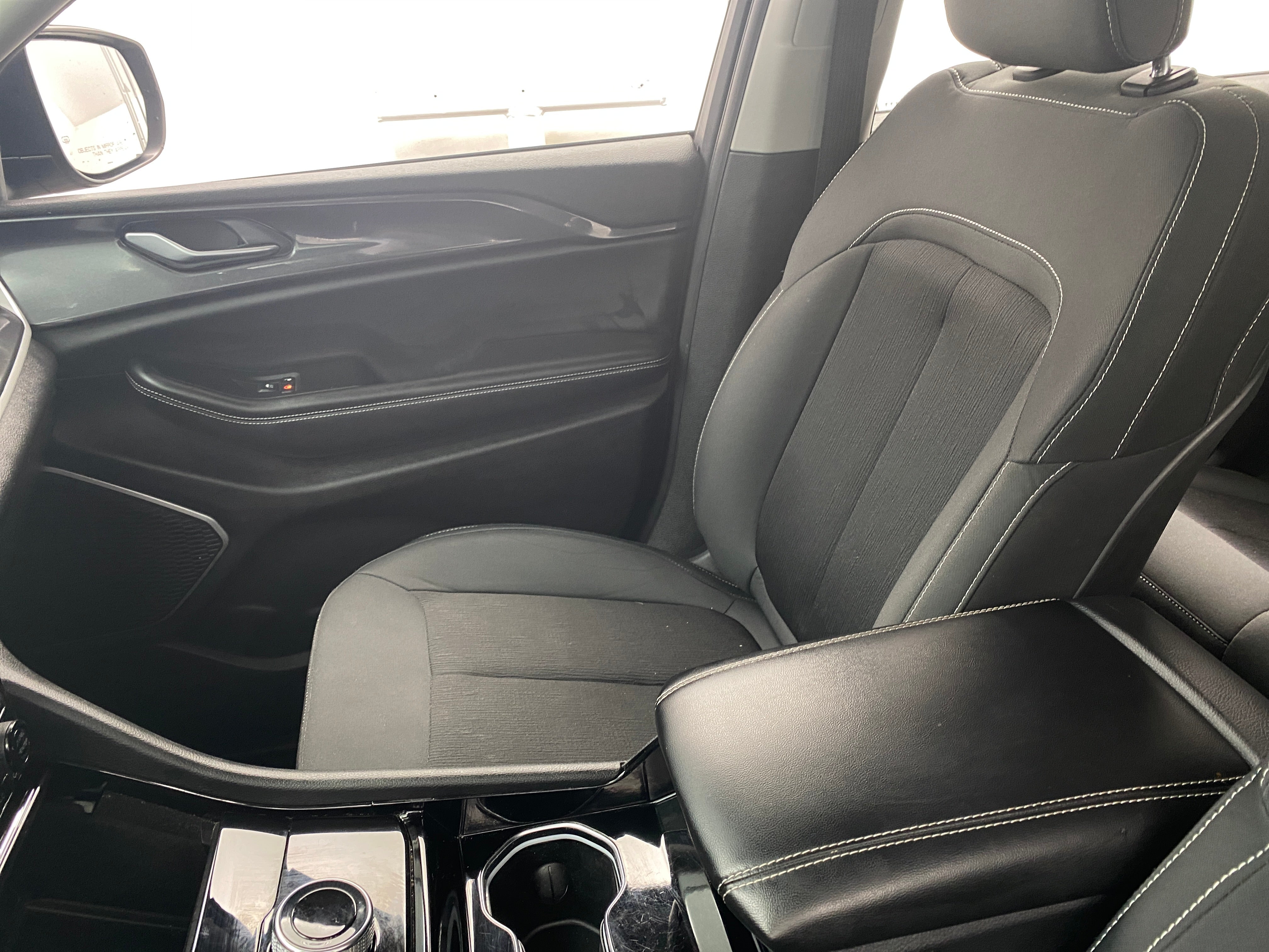 2022 Jeep Grand Cherokee L Laredo 2