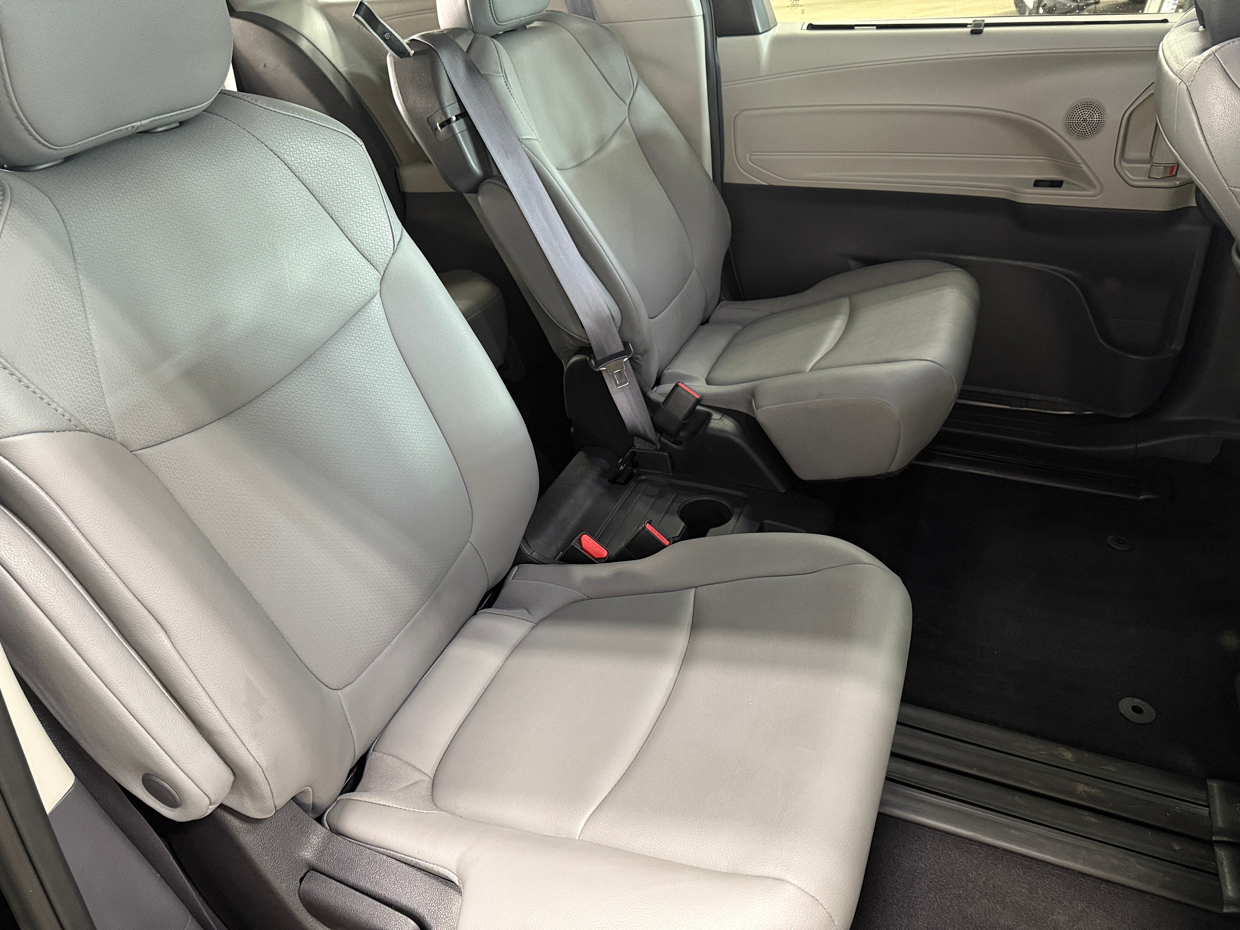 2022 Toyota Sienna XLE 5