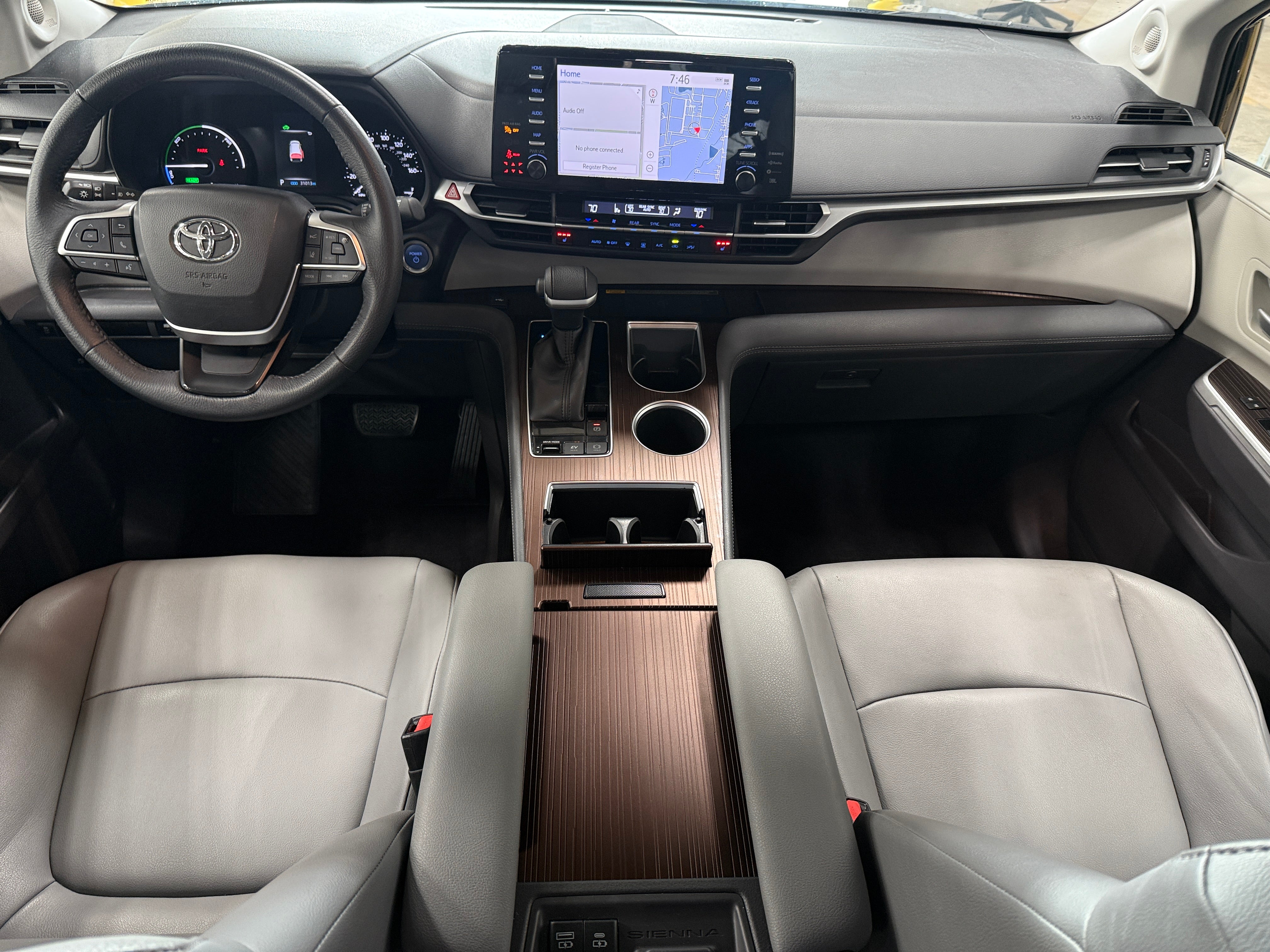 2022 Toyota Sienna XLE 2