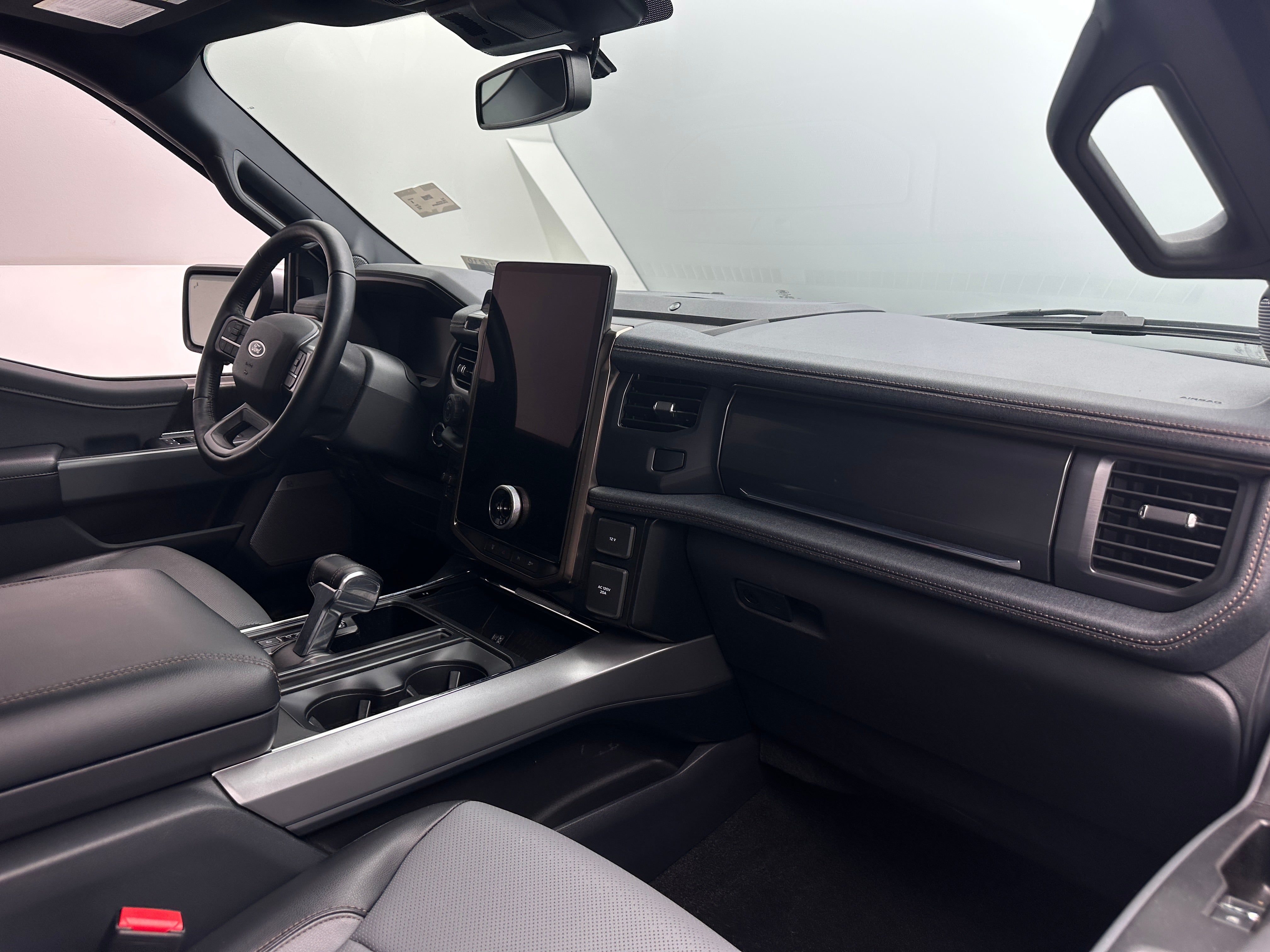 2022 Ford F-150 Lightning Lariat 2