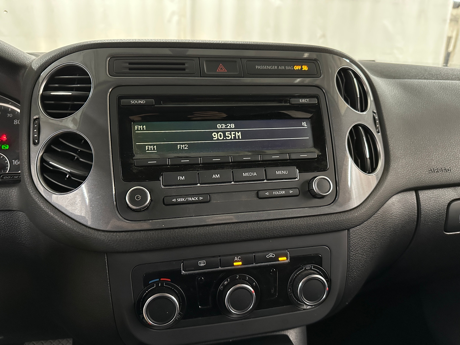 Thumbnail: 2012 Volkswagen Tiguan - 4
