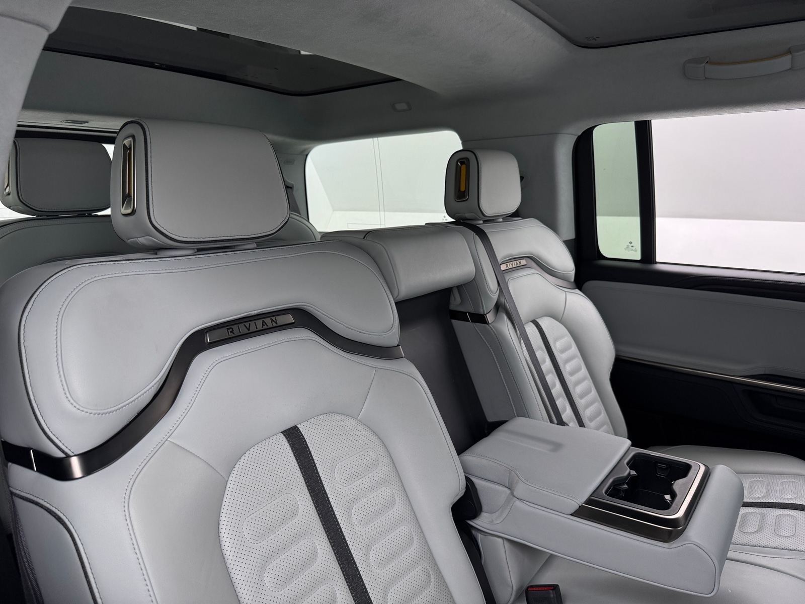 Thumbnail: 2025 Rivian R1S - 5