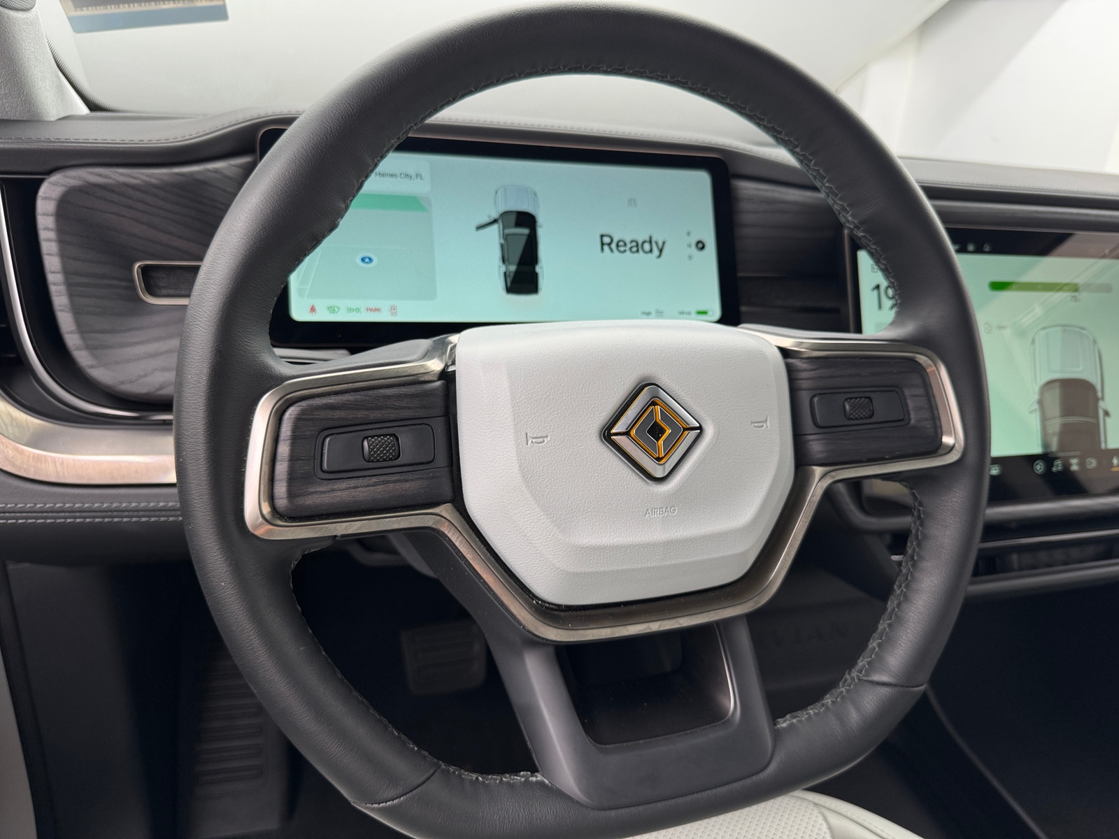 Thumbnail: 2025 Rivian R1S - 4