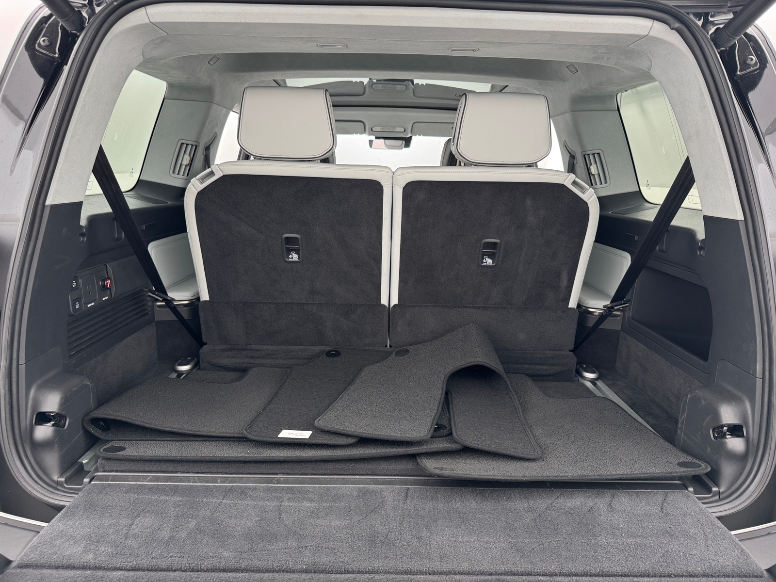 Thumbnail: 2025 Rivian R1S - 6