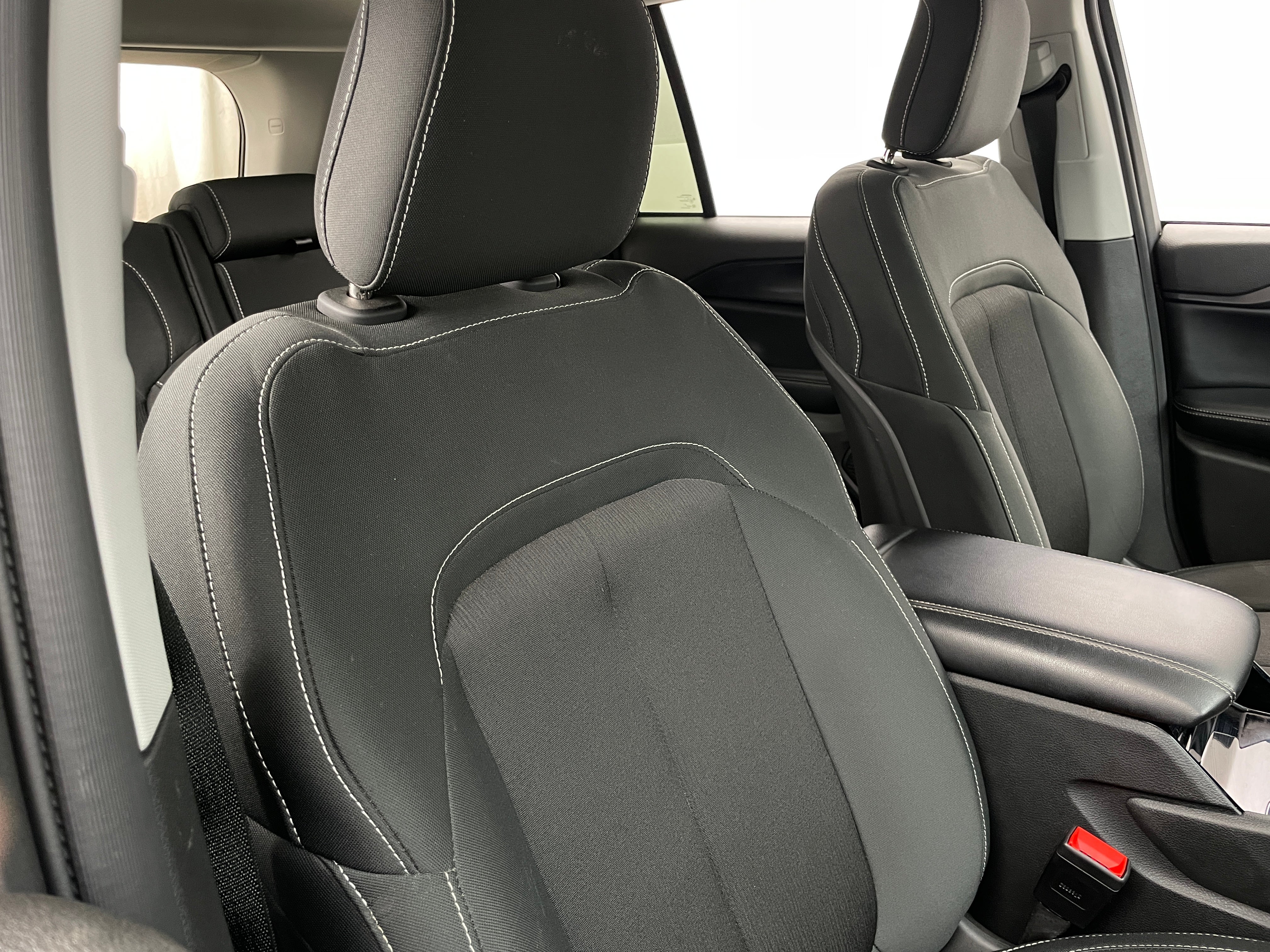 2023 Jeep Grand Cherokee Laredo 2