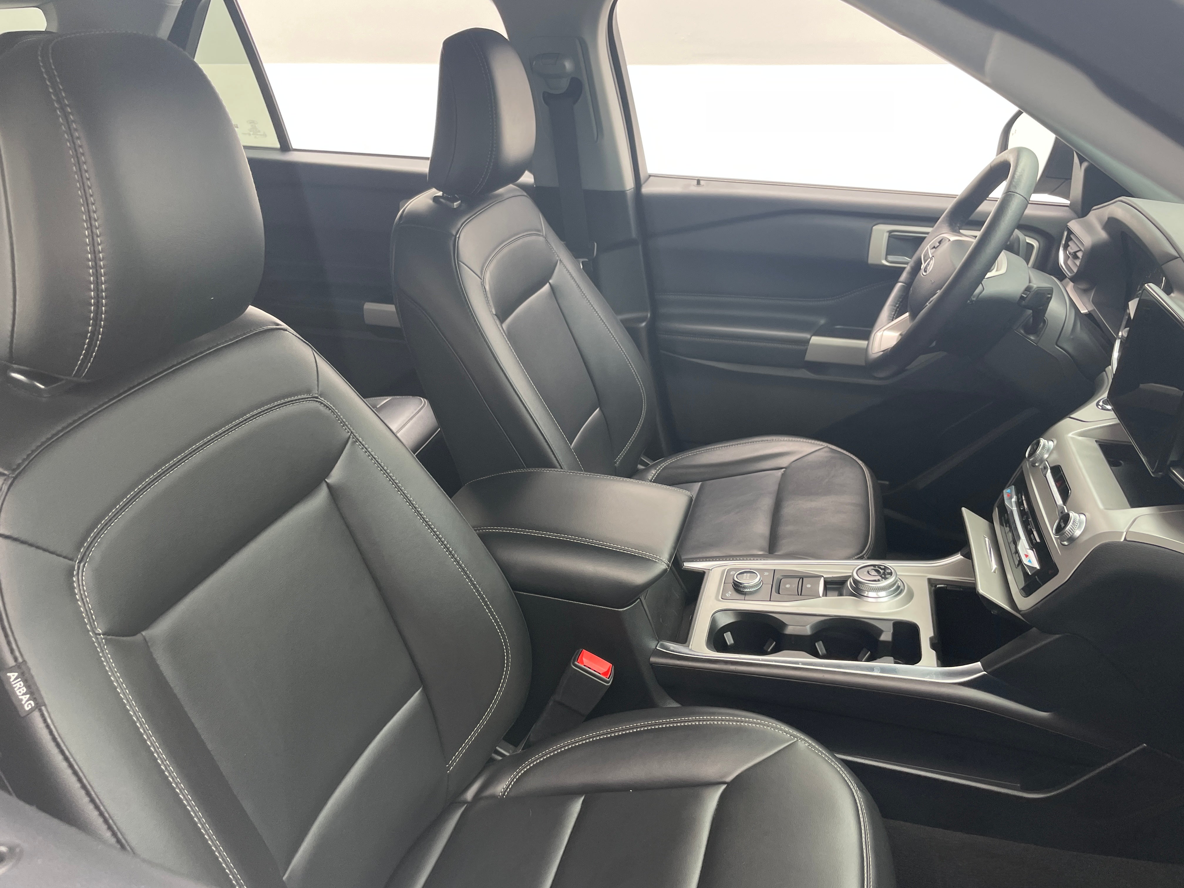 2024 Ford Explorer XLT 2