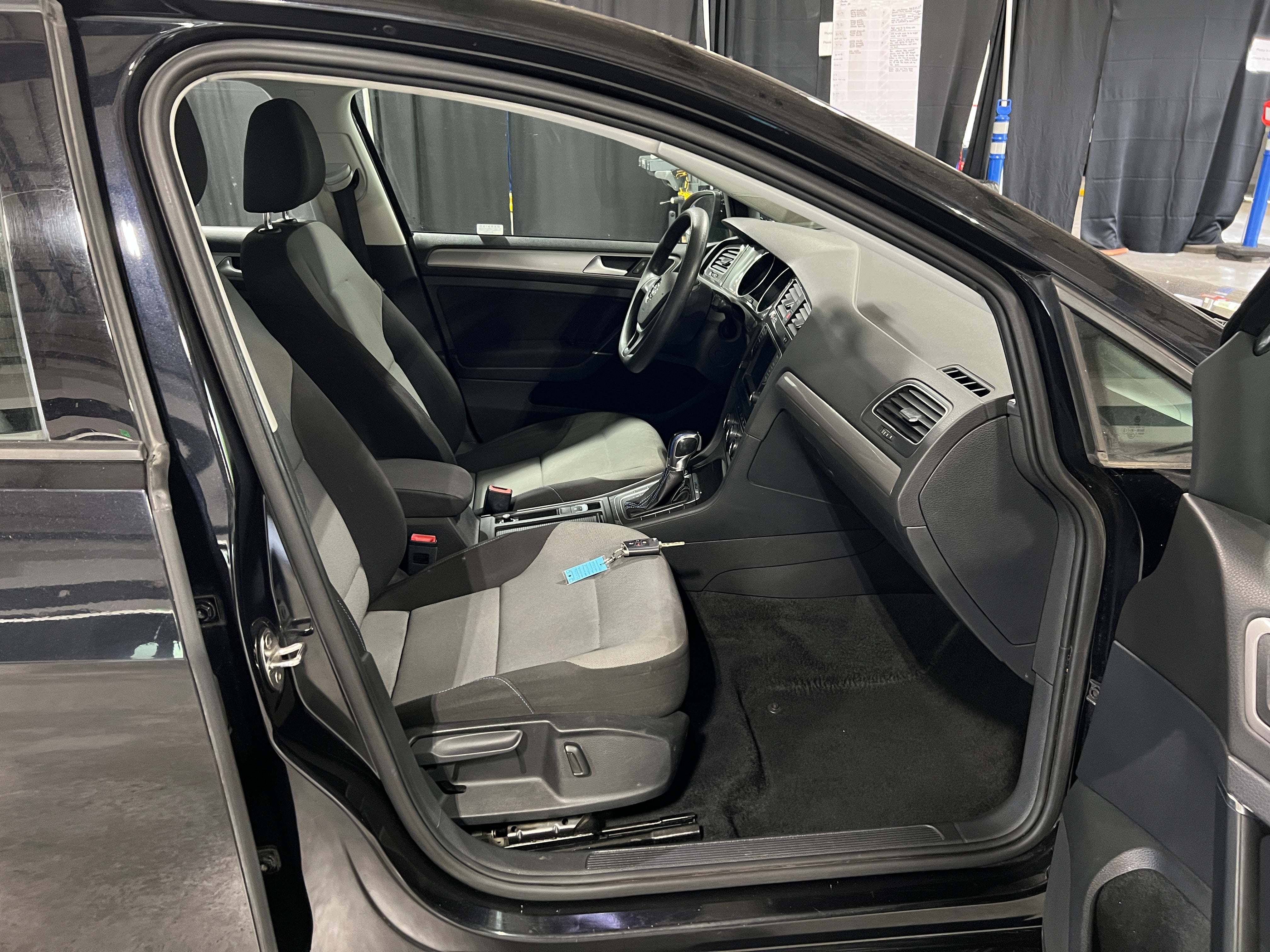 2016 Volkswagen e-Golf SE 2