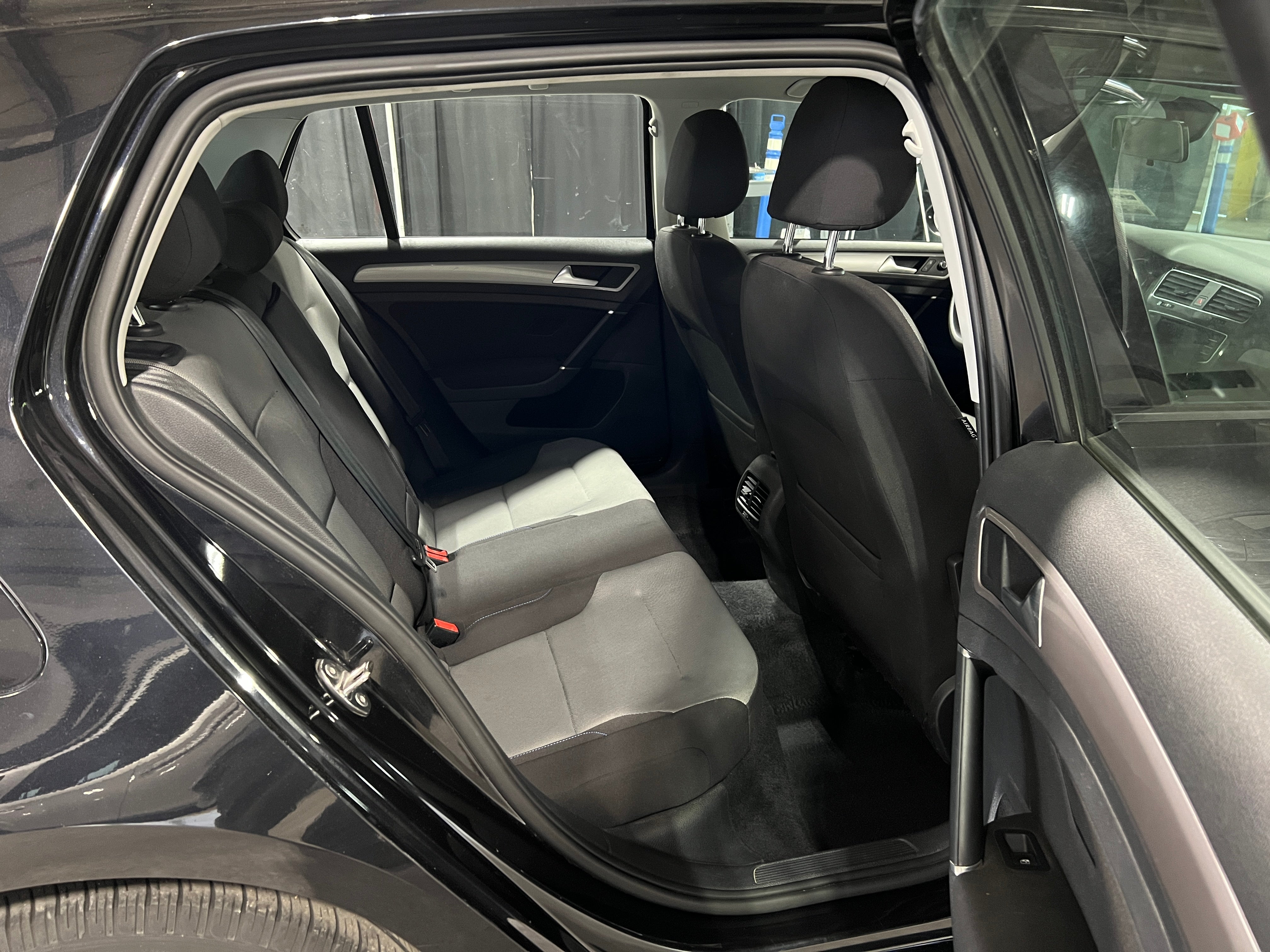 2016 Volkswagen e-Golf SE 6