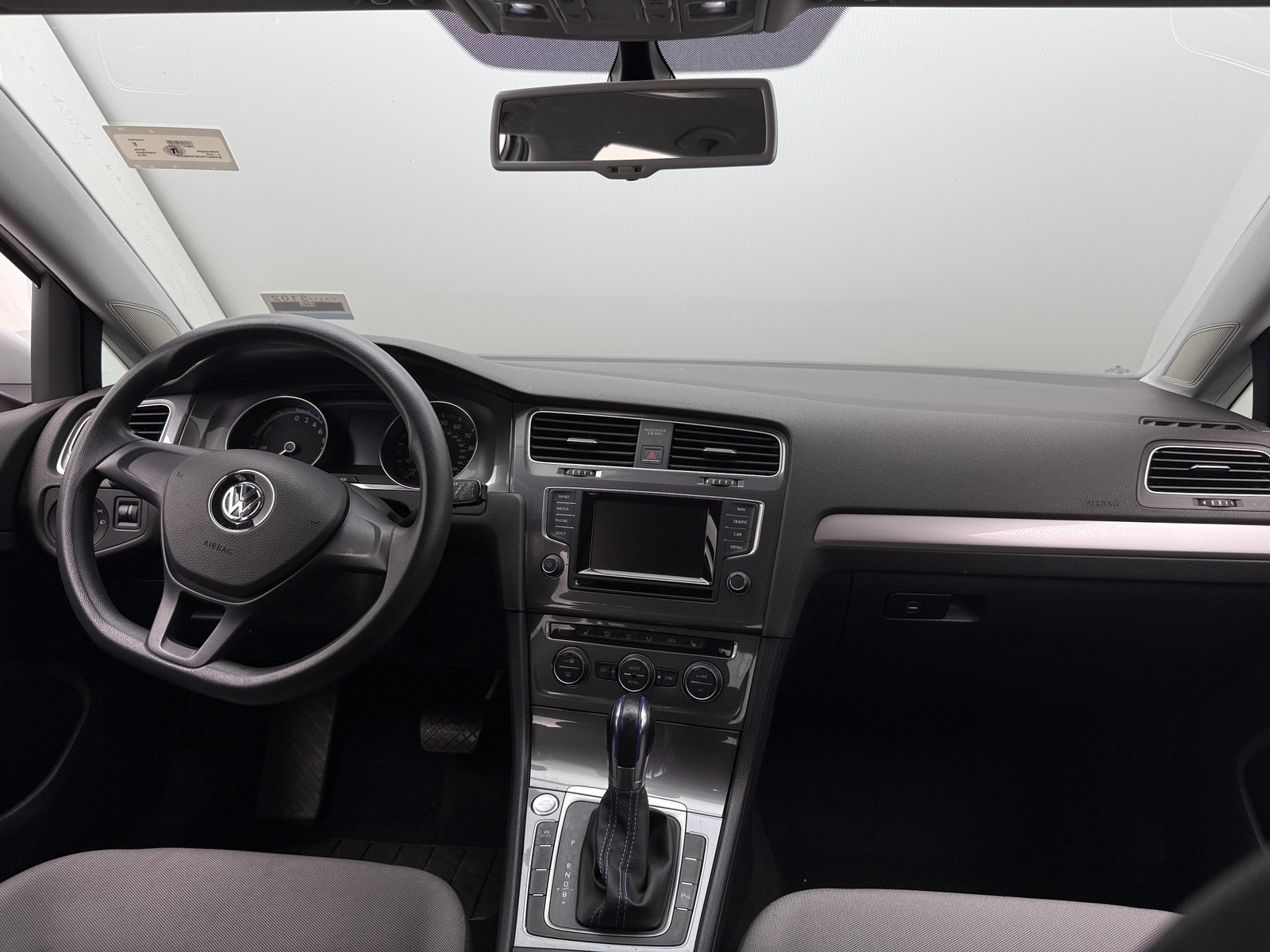 Thumbnail: 2015 Volkswagen e-Golf - 3
