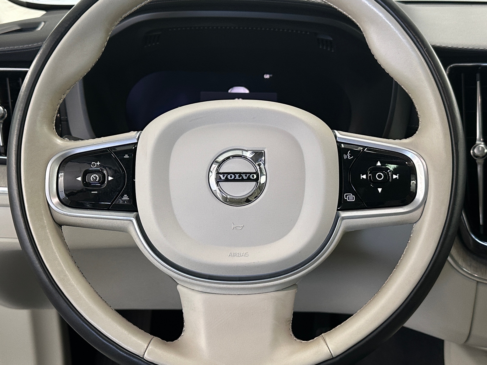 Thumbnail: 2022 Volvo XC60 - 4