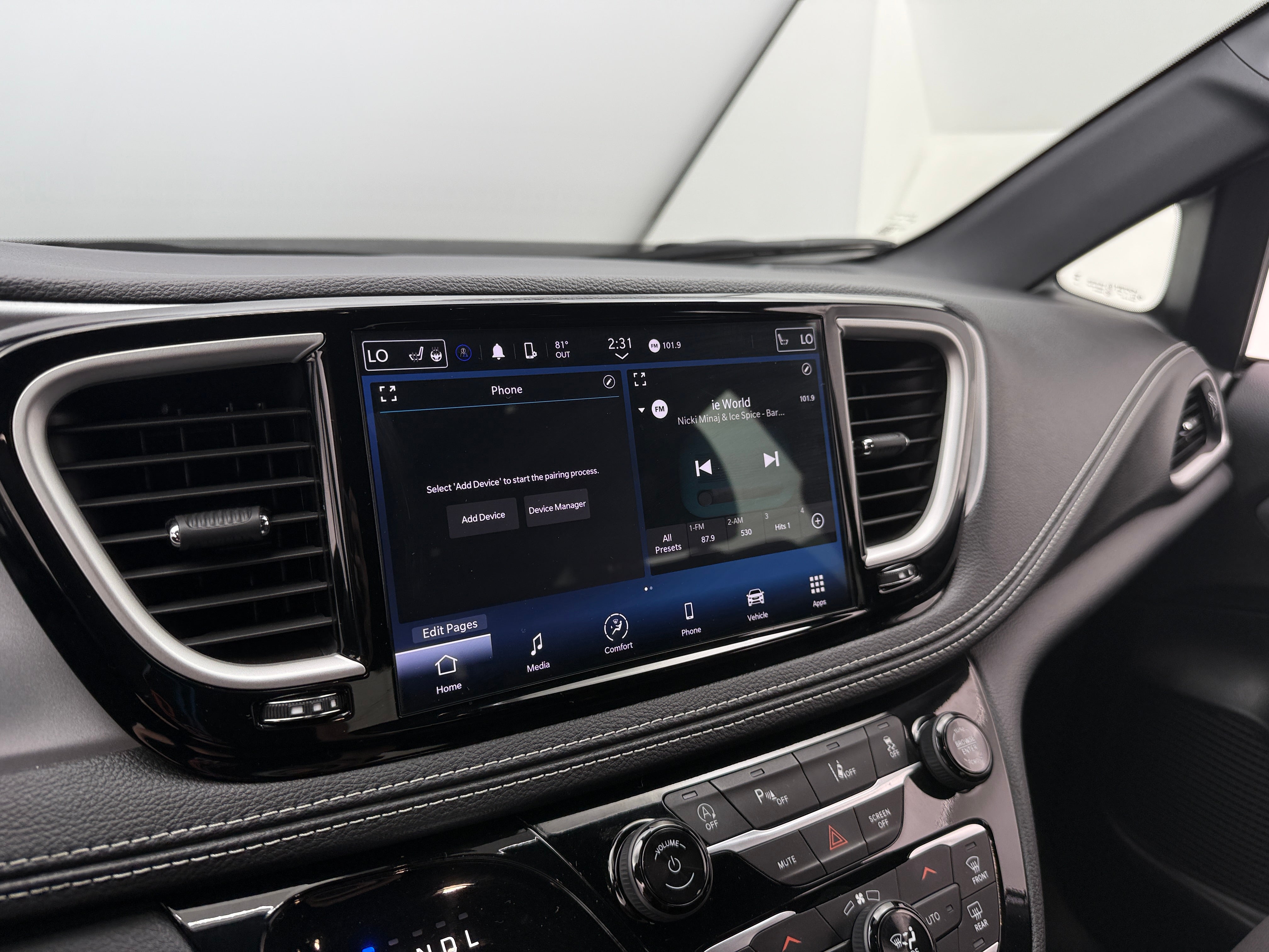 2024 Chrysler Pacifica Touring 4