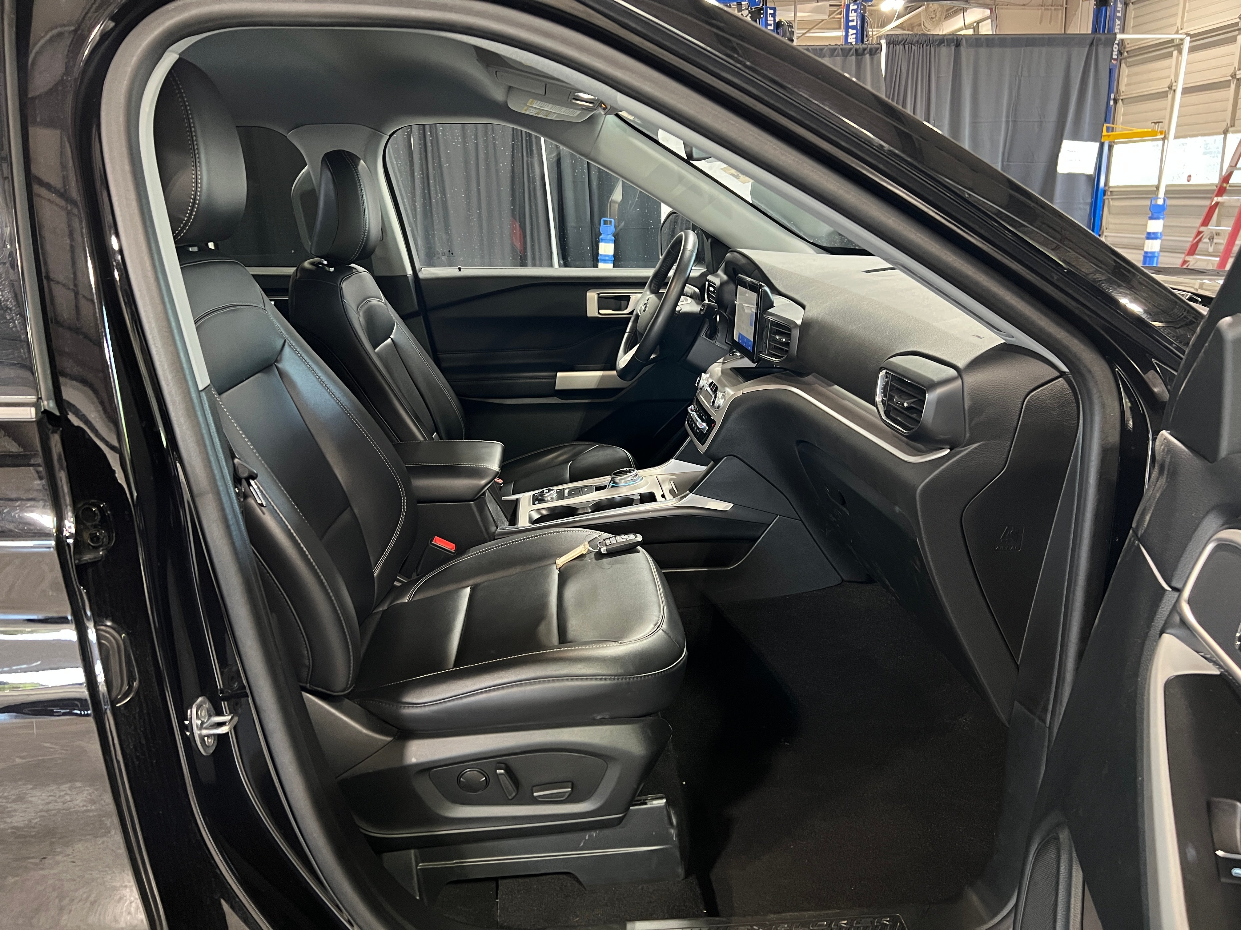 2024 Ford Explorer XLT 2