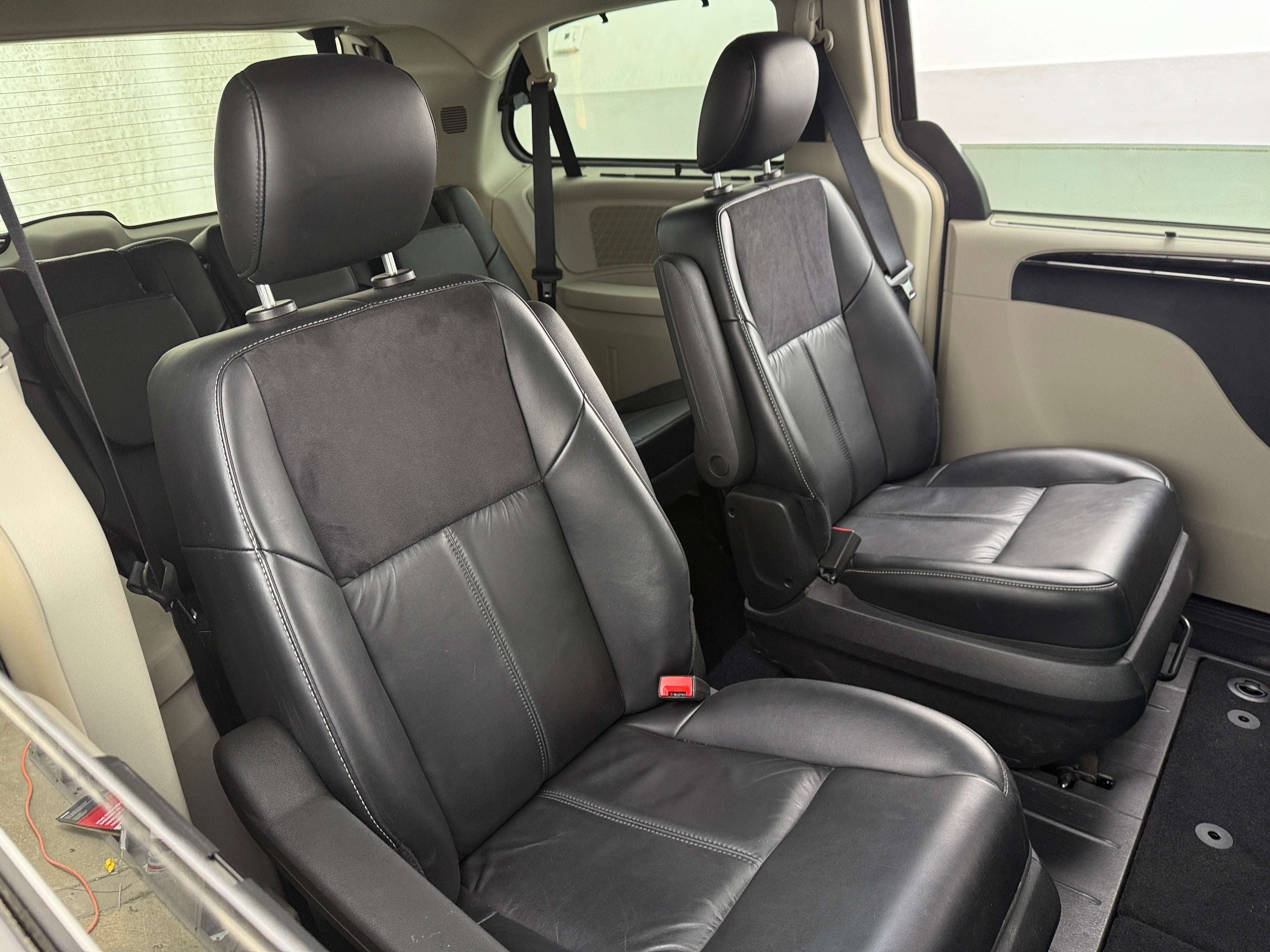 2015 Chrysler Town & Country Limited Platinum 5