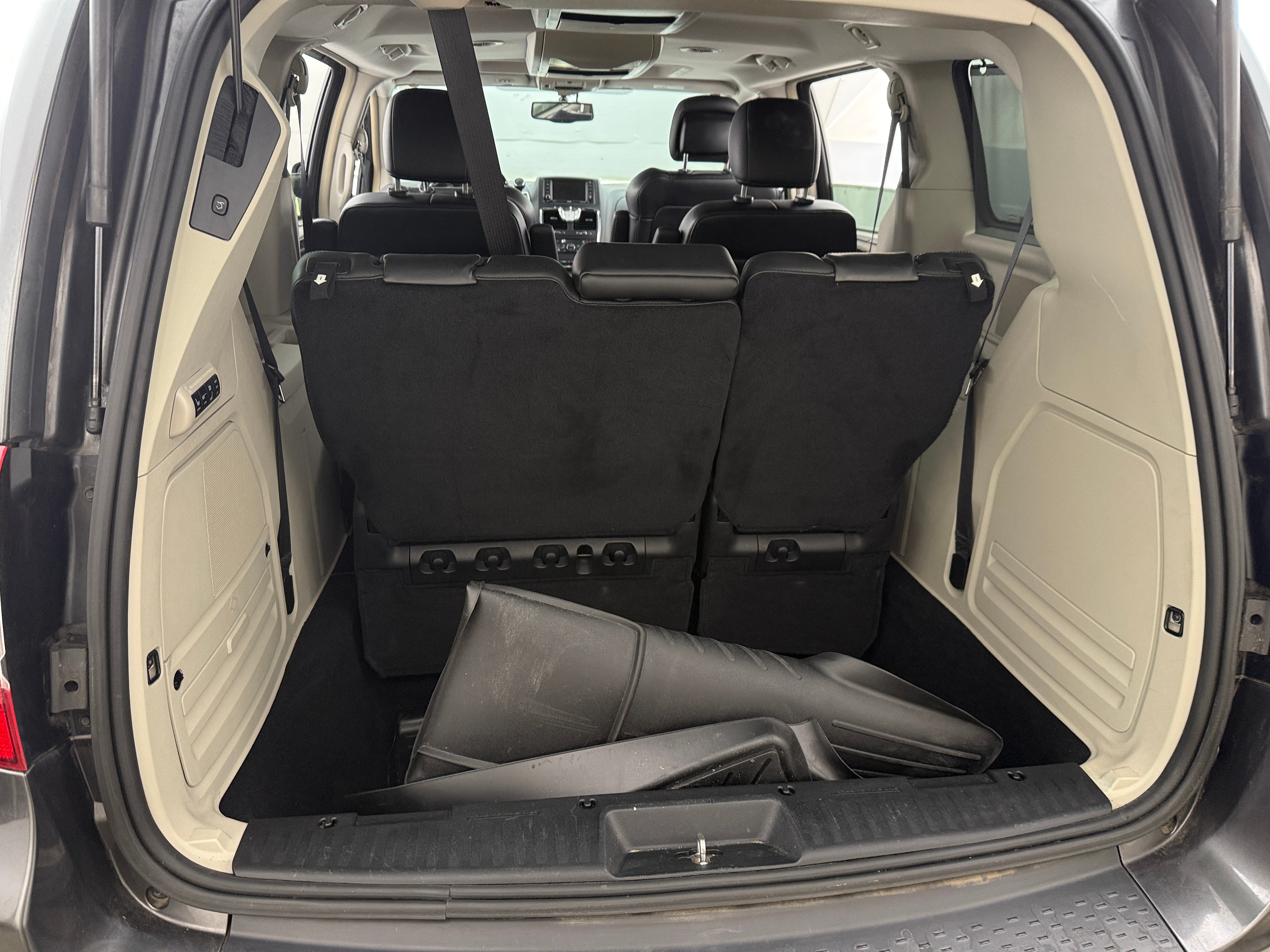 2015 Chrysler Town & Country Limited Platinum 6