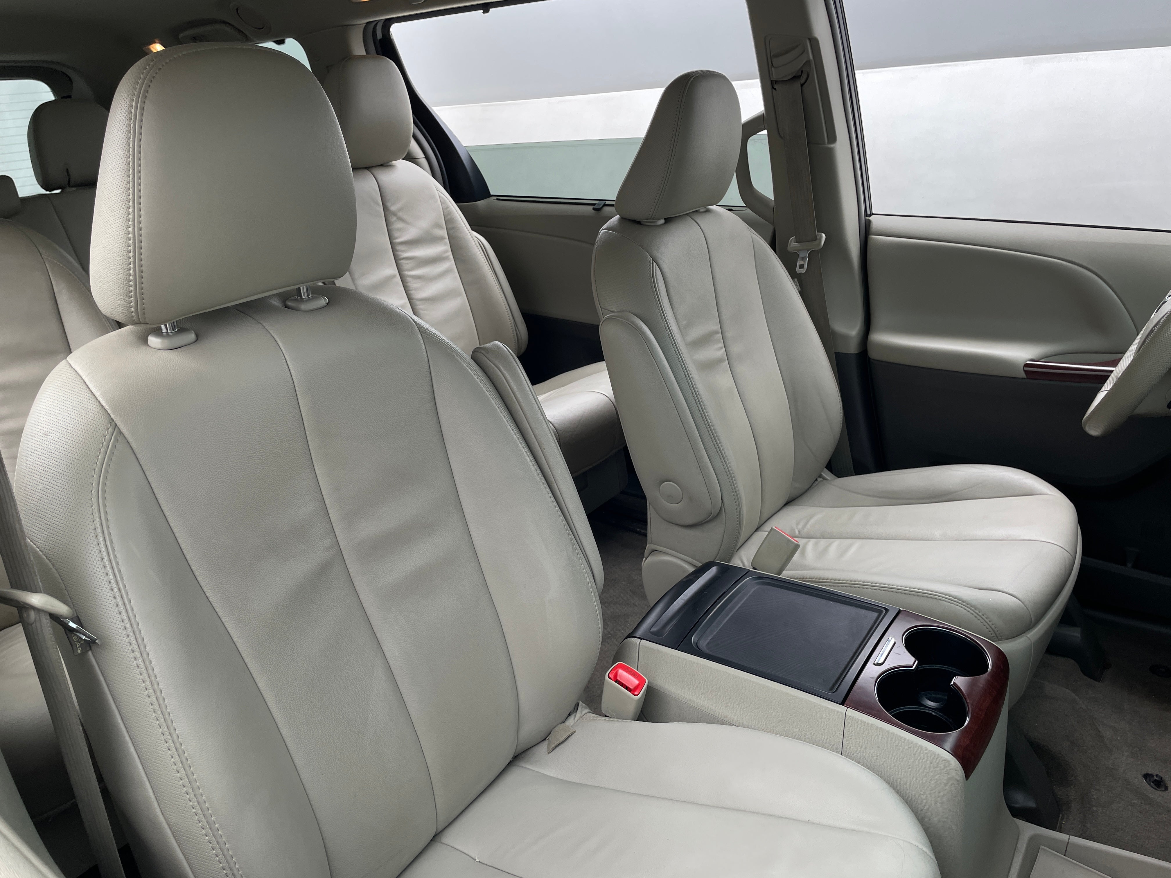 2013 Toyota Sienna XLE 2