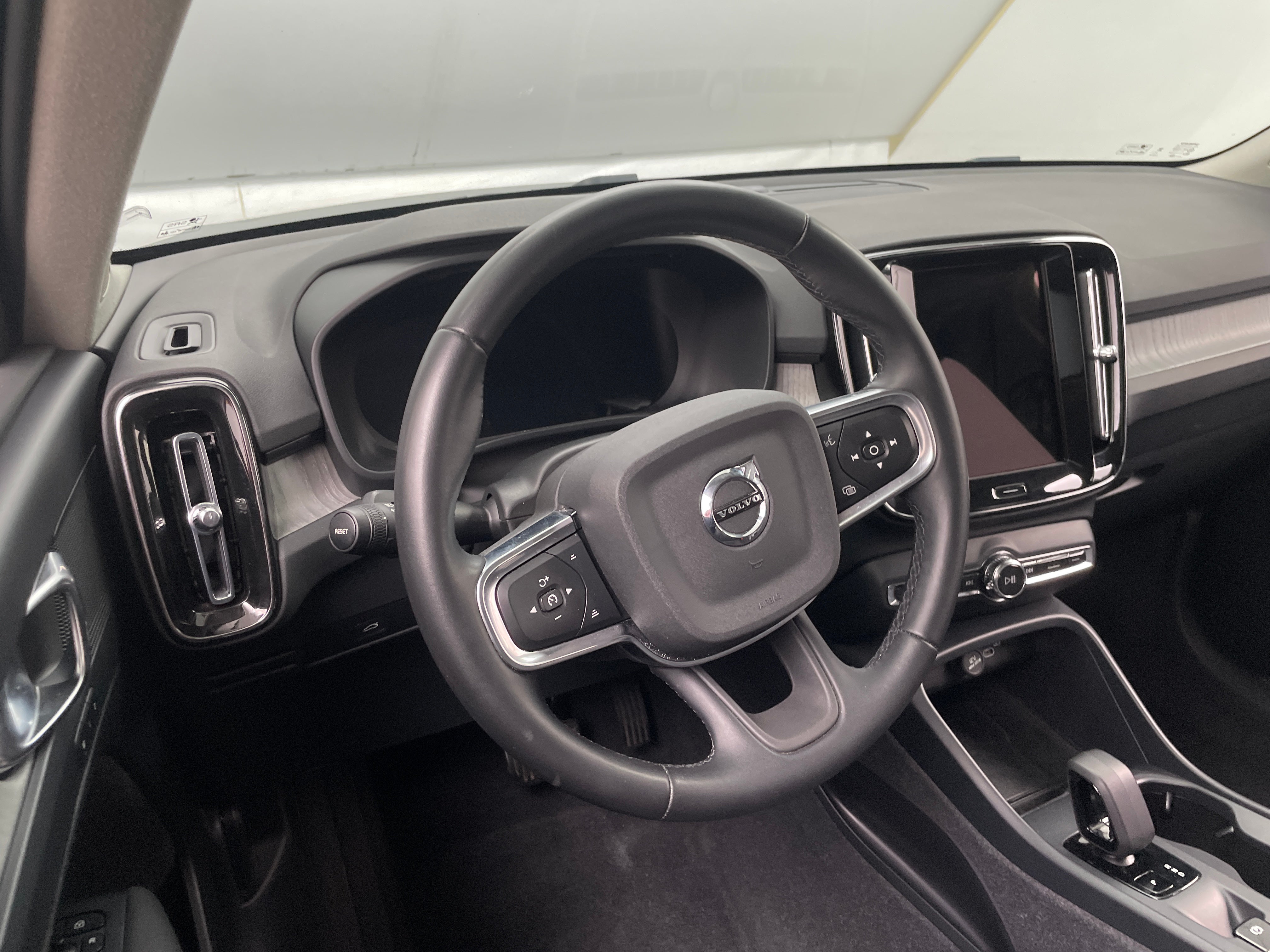 2024 Volvo XC40 B5 Core 4