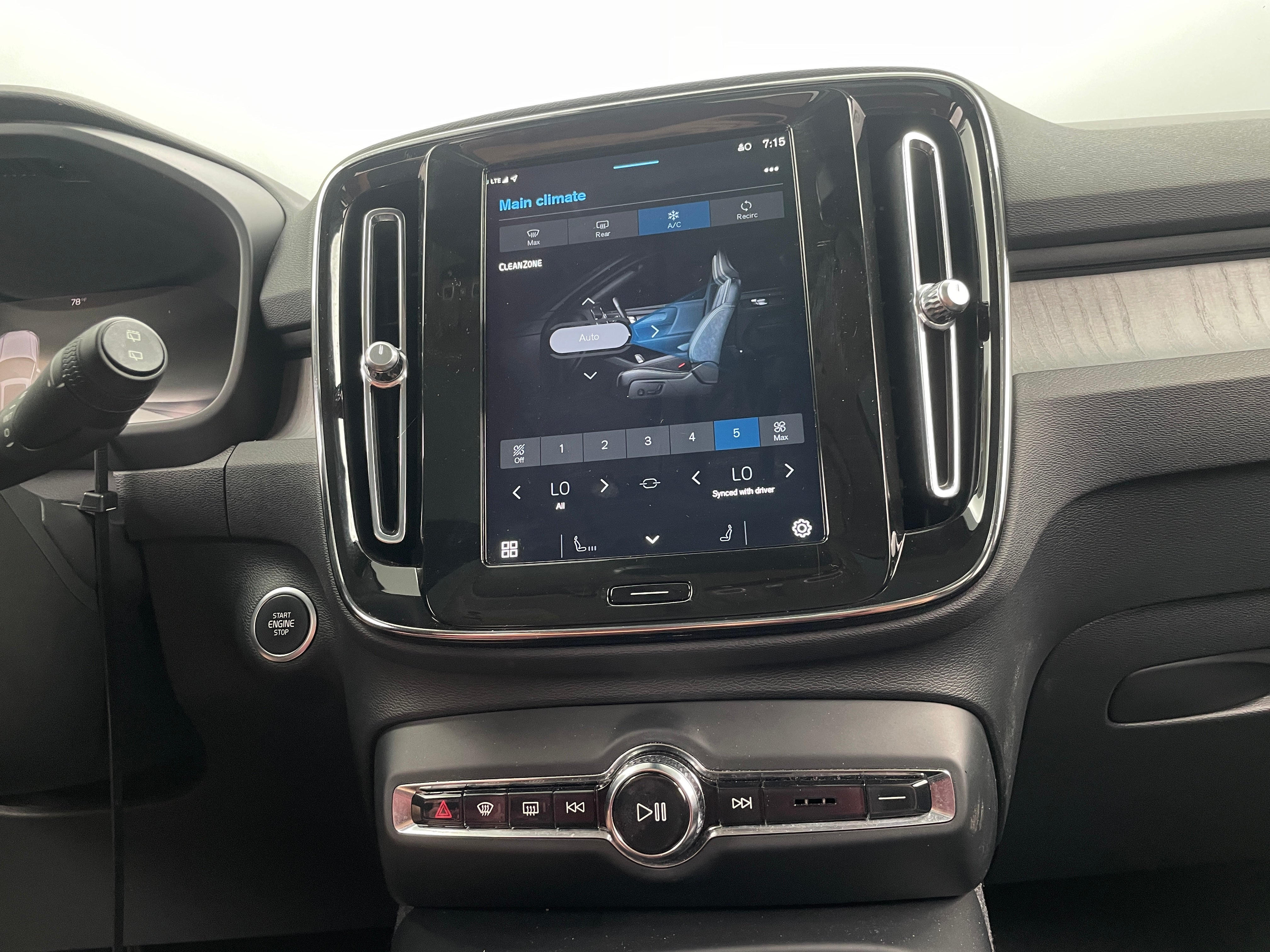 2024 Volvo XC40 B5 Core 3