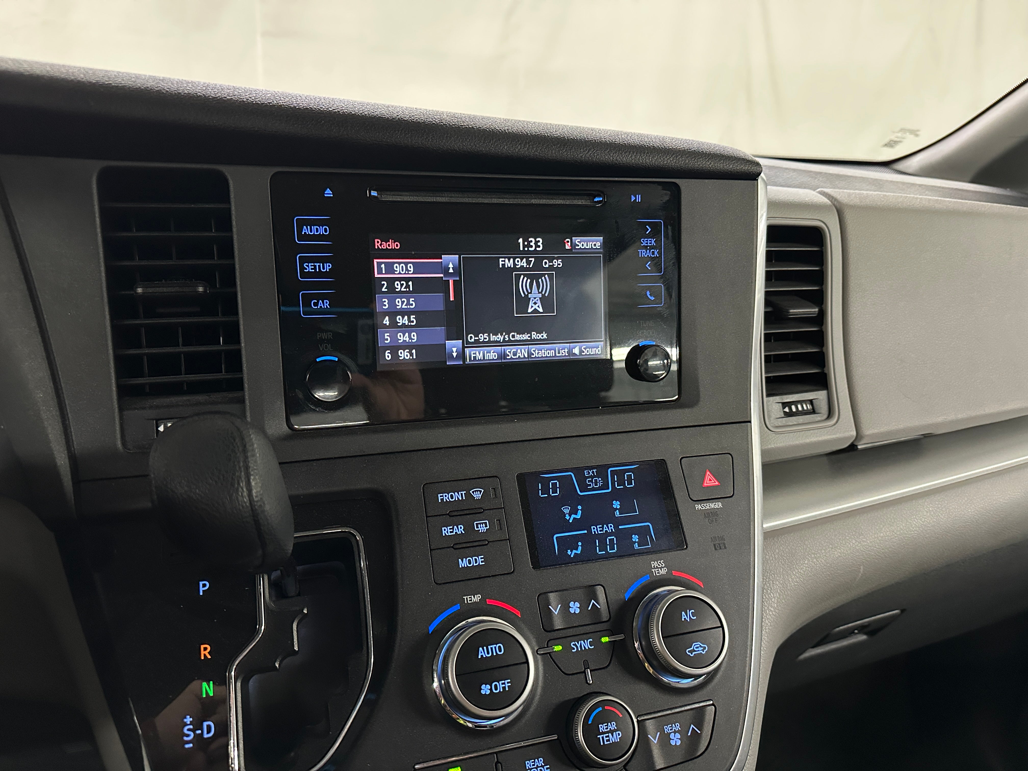 2015 Toyota Sienna L 4