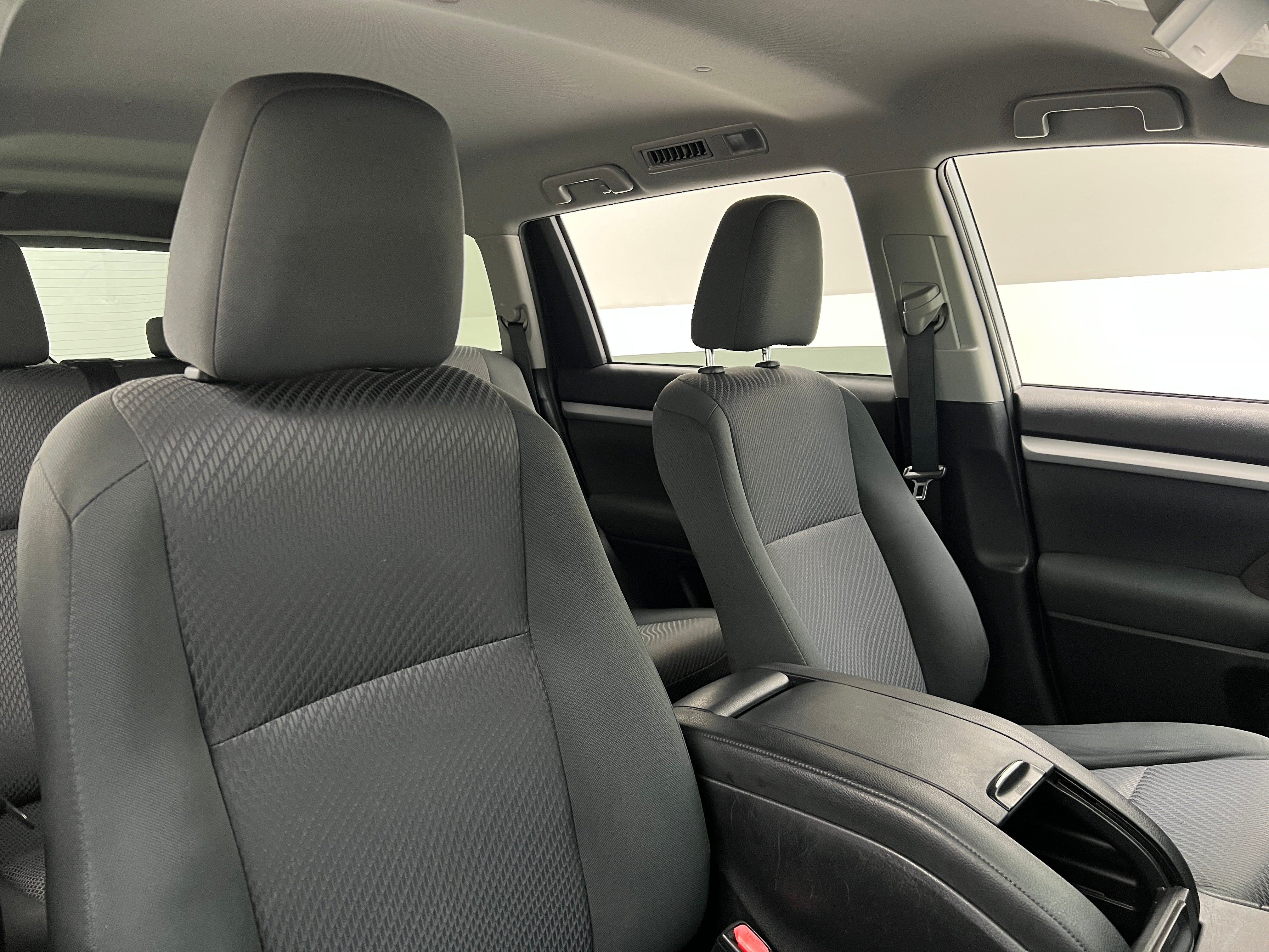 2019 Toyota Highlander LE 2