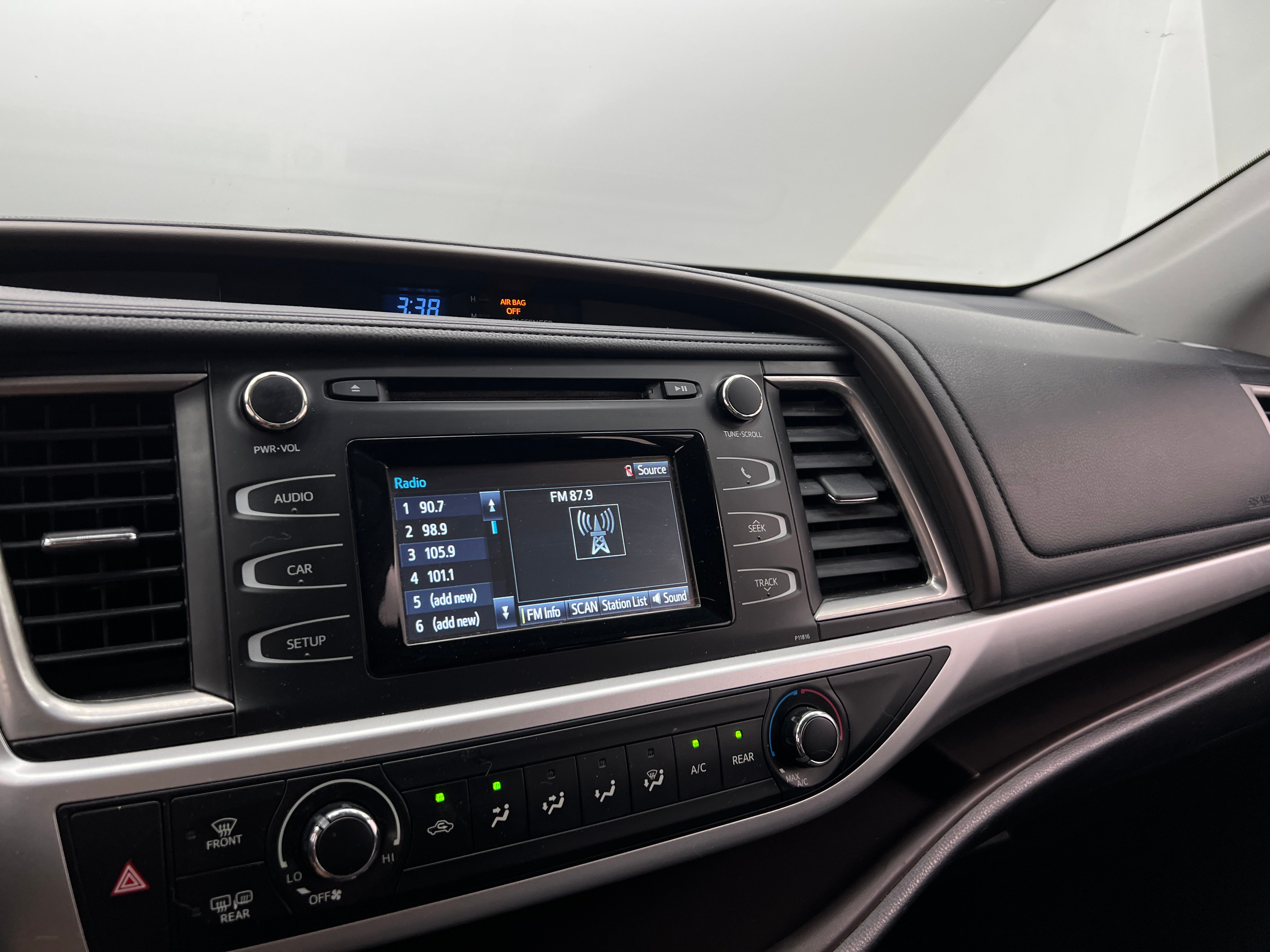 2019 Toyota Highlander LE 4