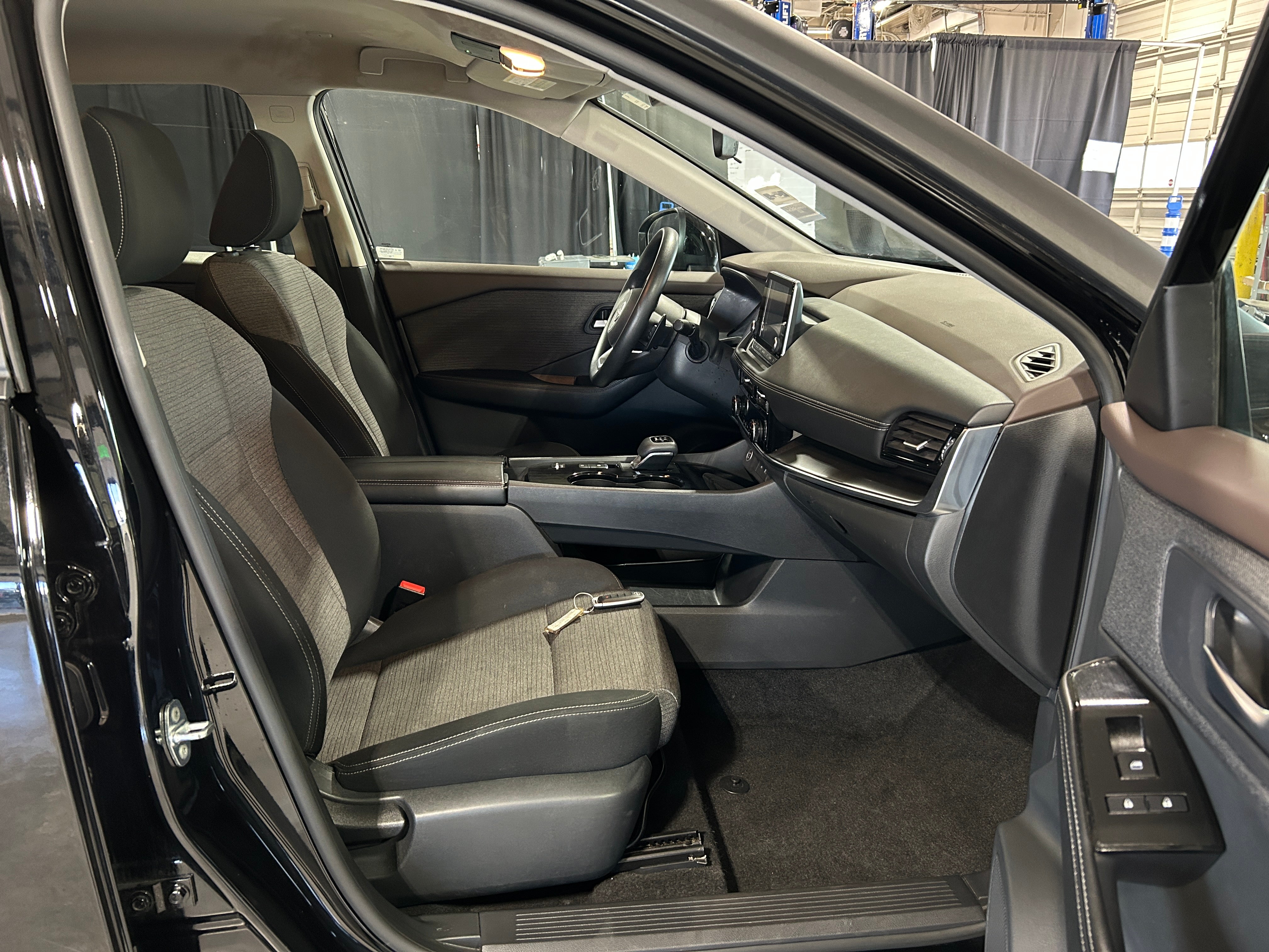 2023 Nissan Rogue SV 2