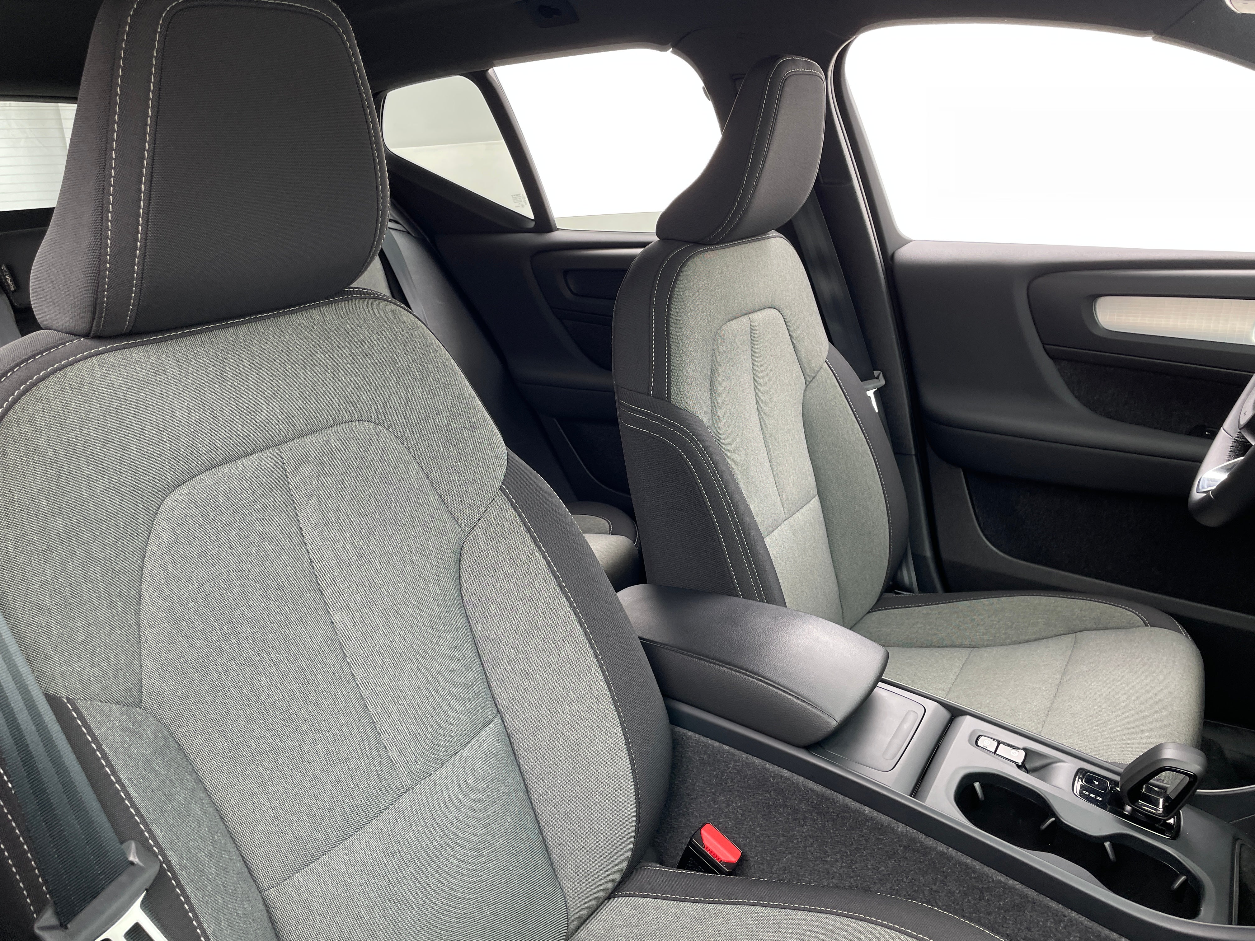 2024 Volvo XC40 B5 Core 2