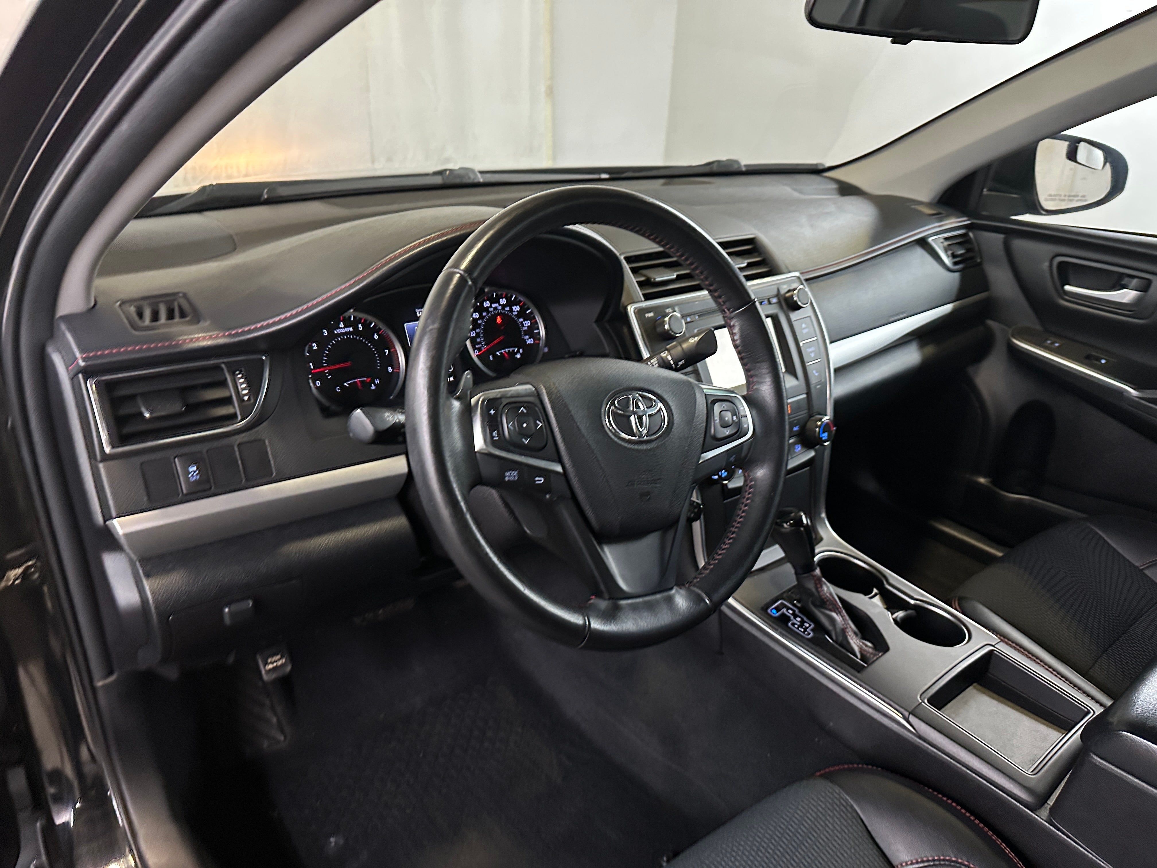 2016 Toyota Camry SE 3