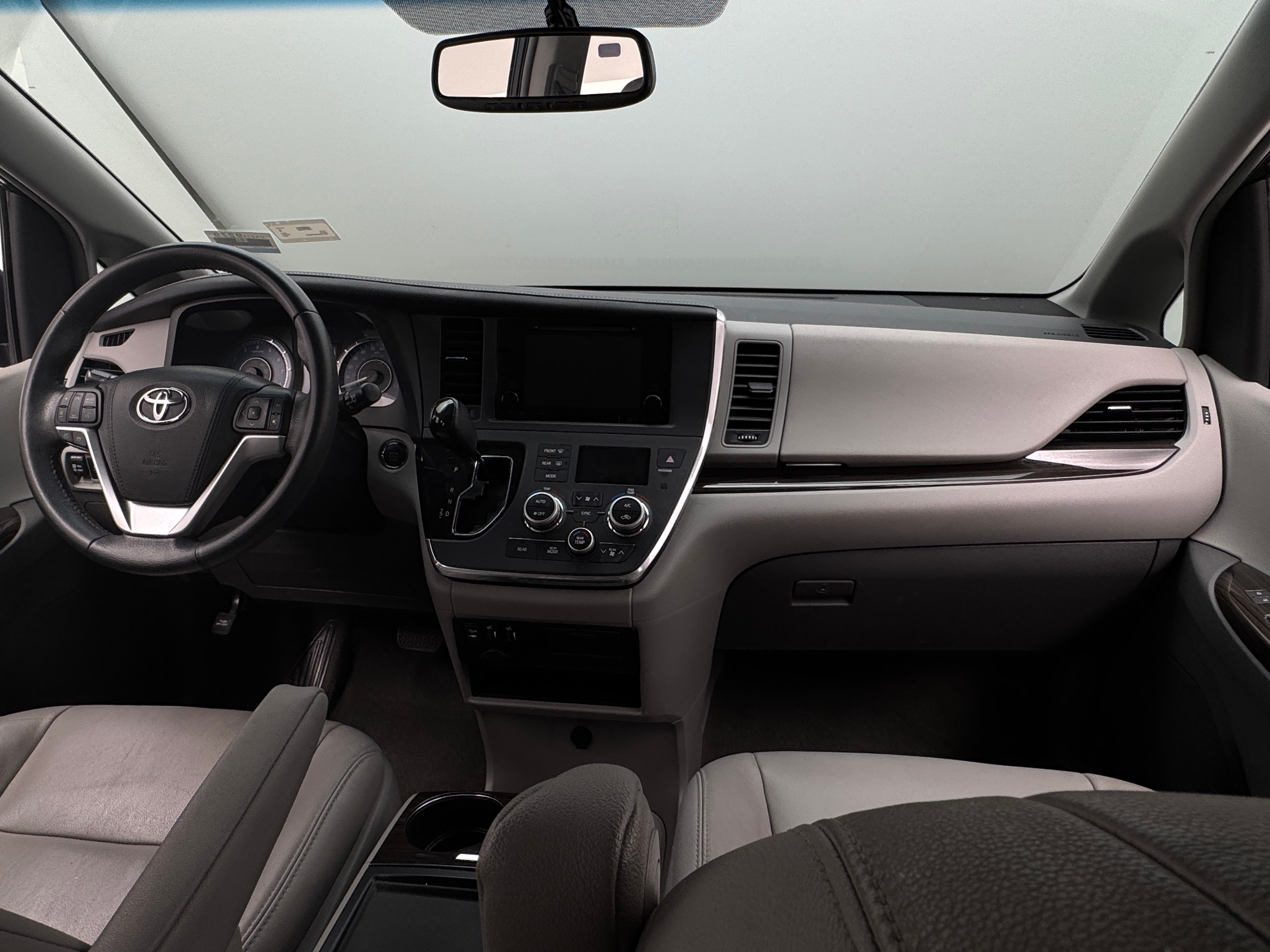 2017 Toyota Sienna XLE 2