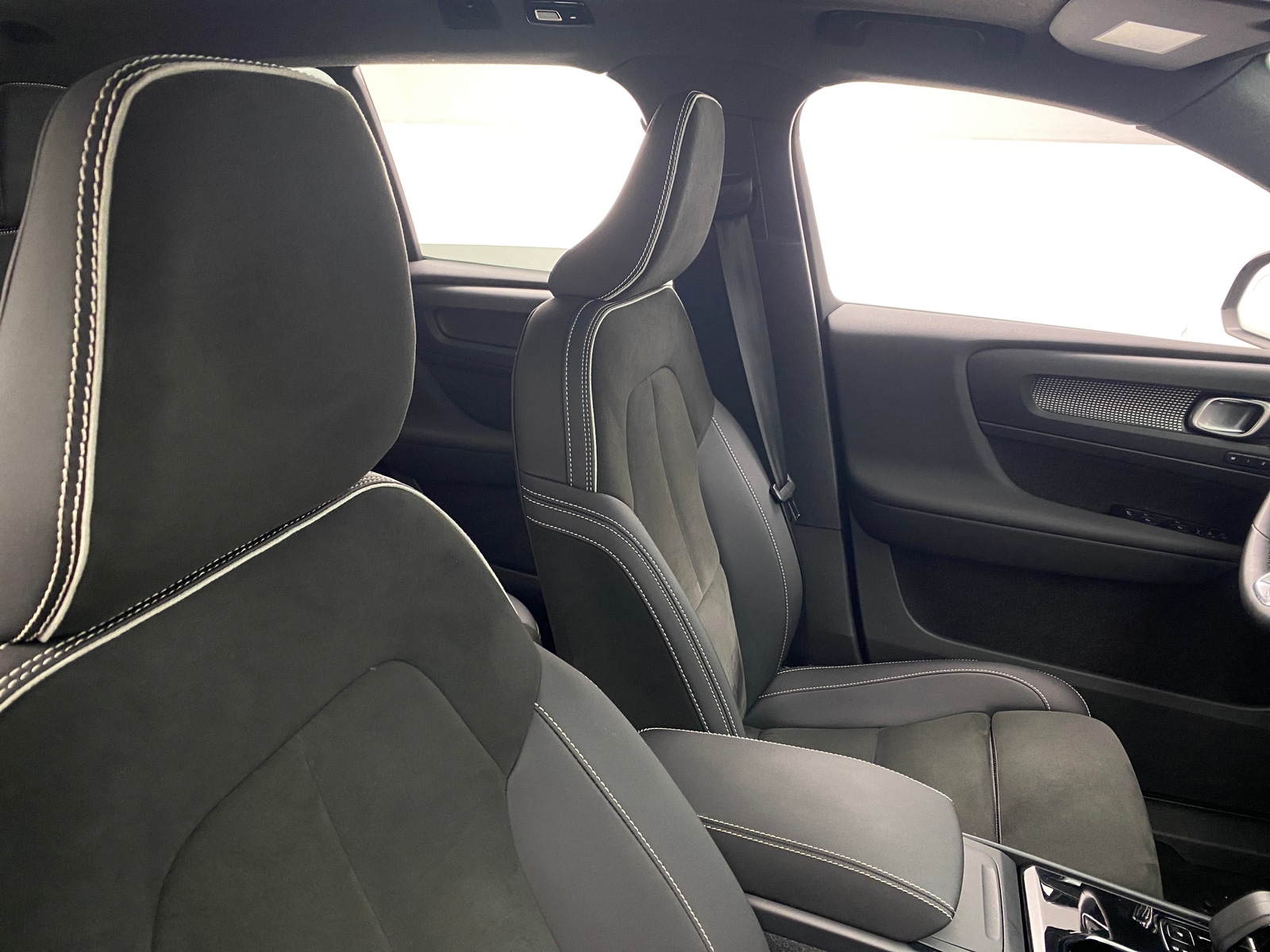 Thumbnail: 2022 Volvo XC40 - 2