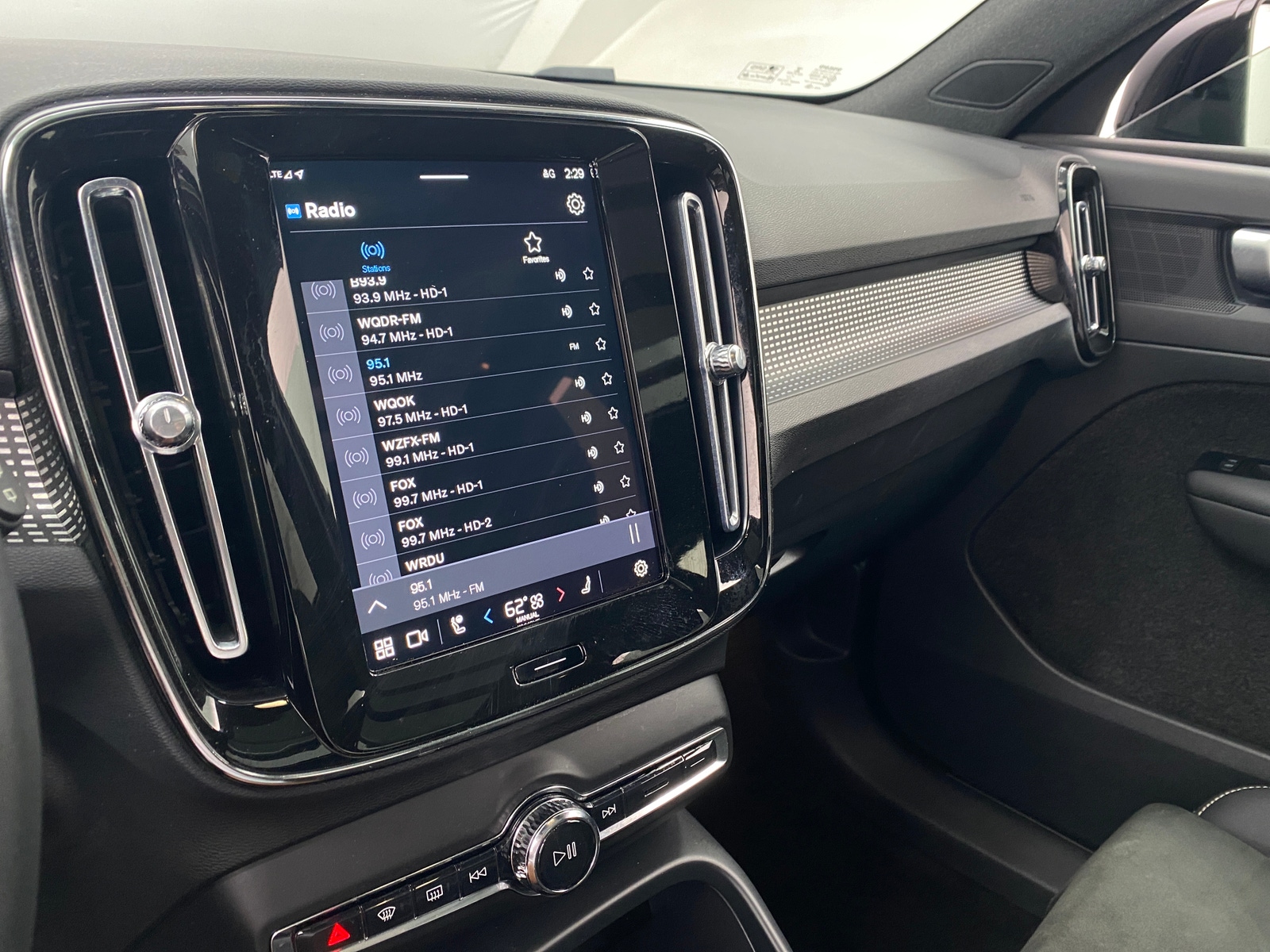 Thumbnail: 2022 Volvo XC40 - 4