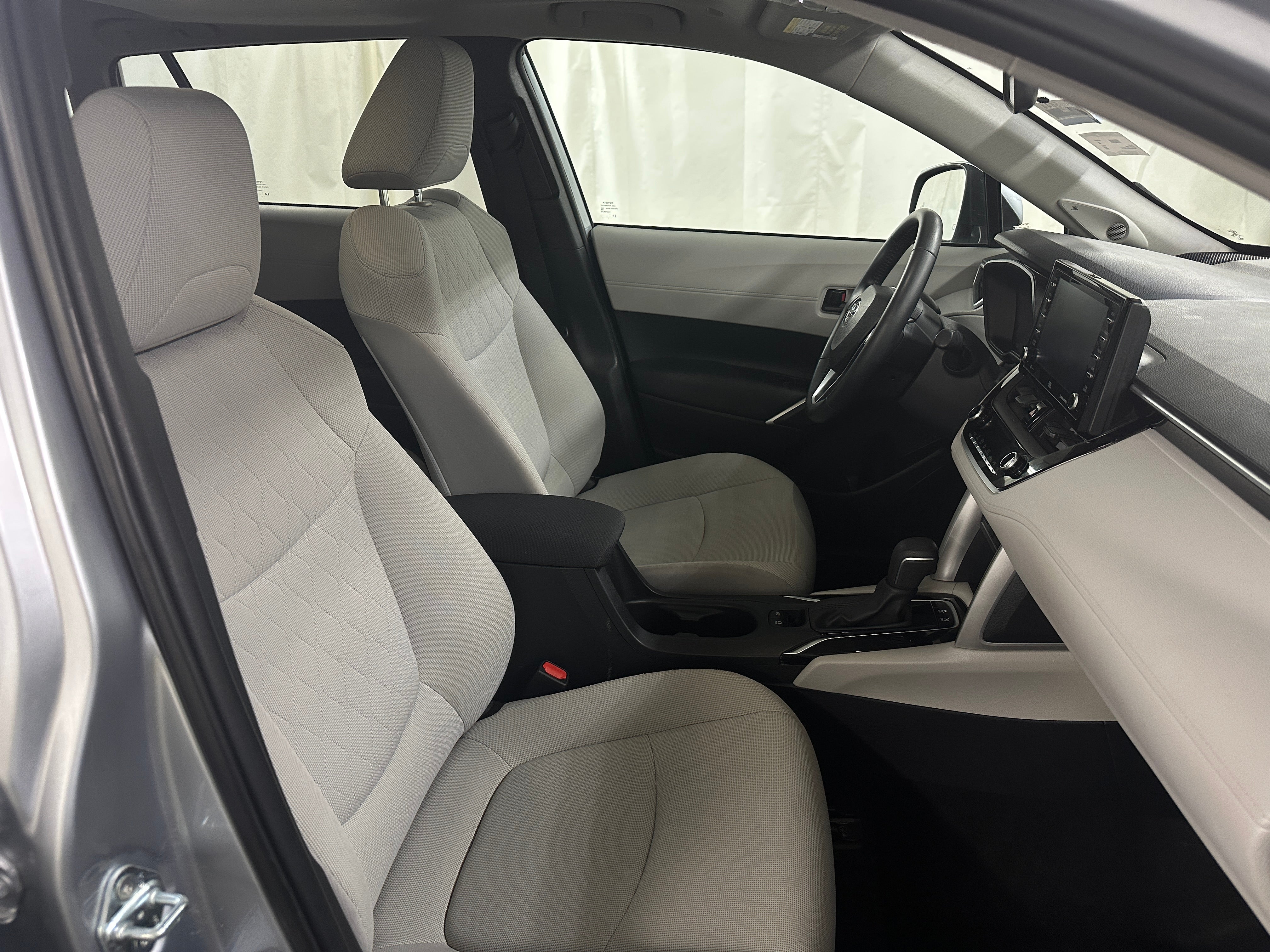 2022 Toyota Corolla Cross LE 2