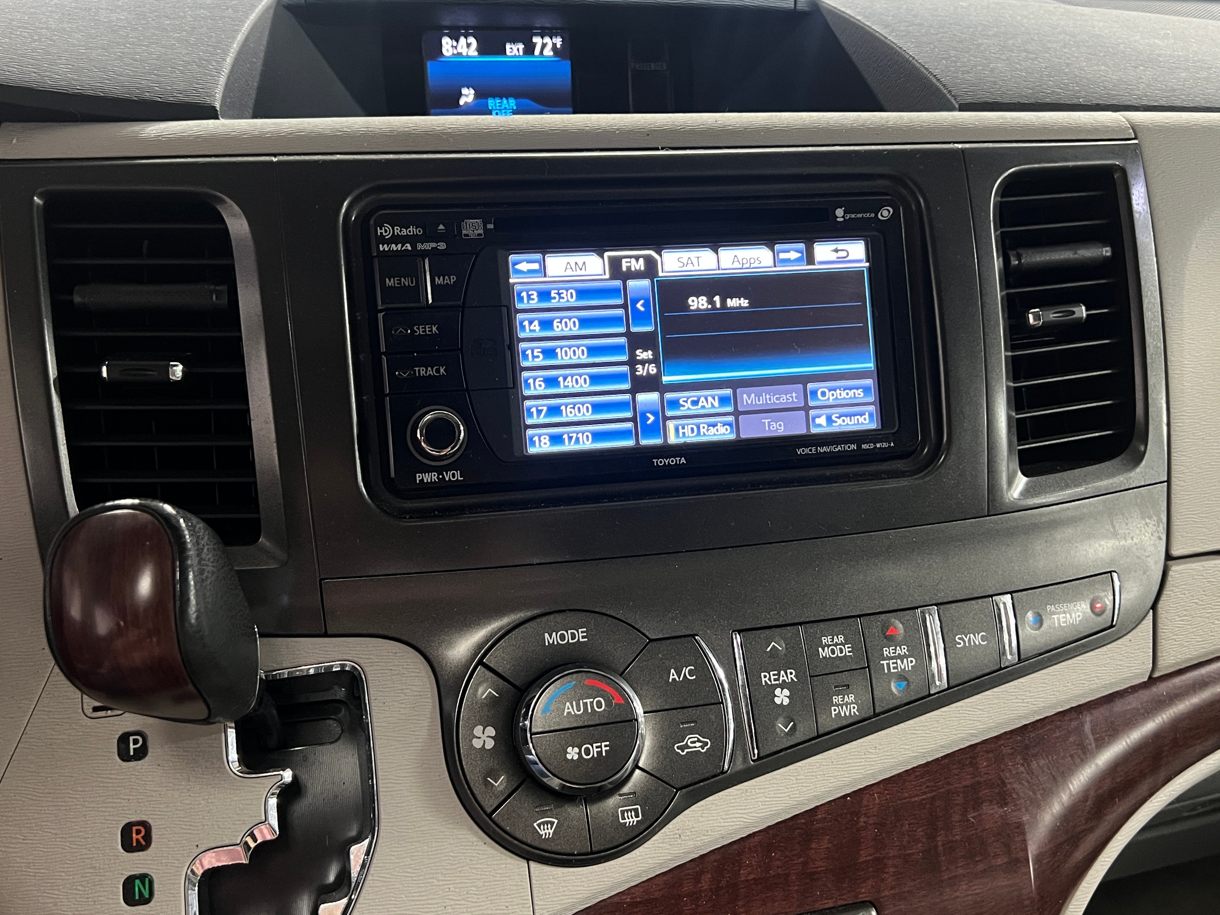 2014 Toyota Sienna XLE 3