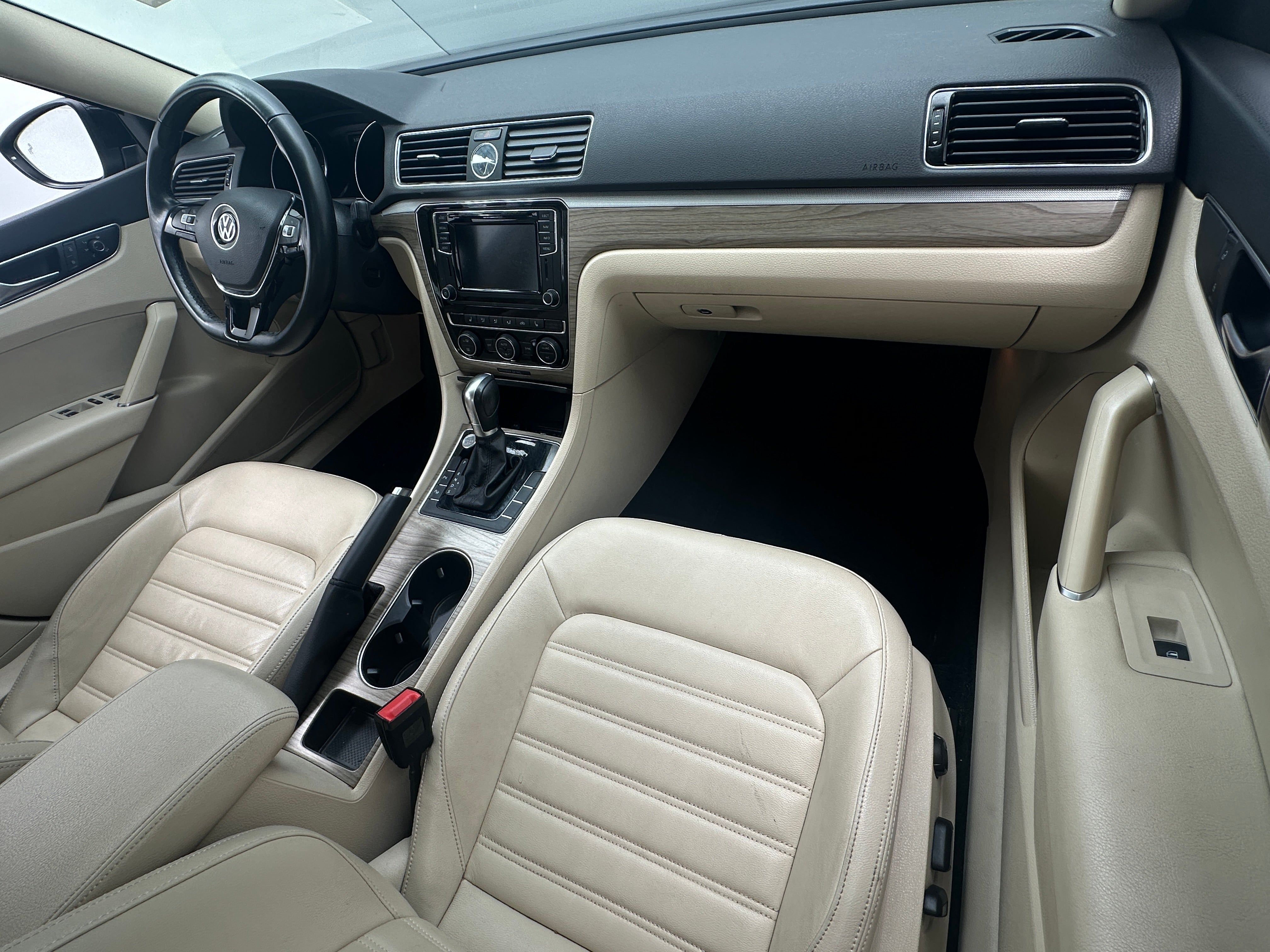 2017 Volkswagen Passat SEL 2