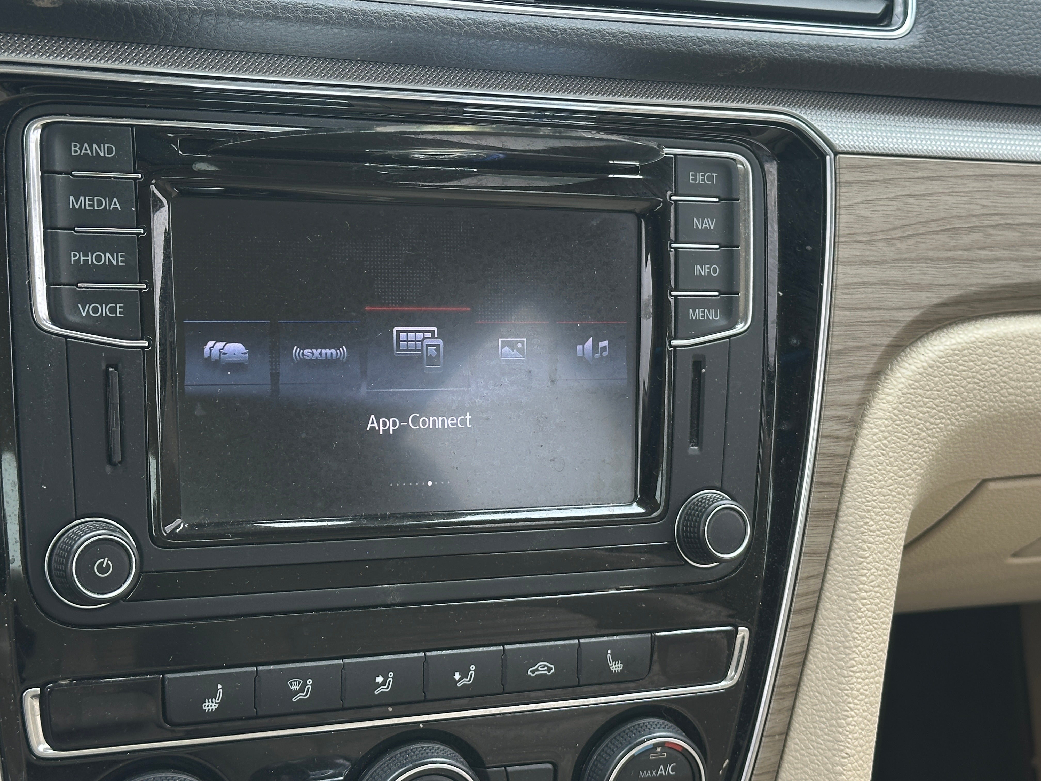 2017 Volkswagen Passat SEL 3
